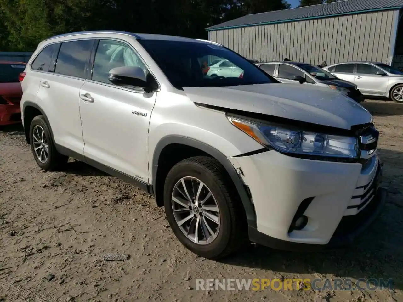 4 Photograph of a damaged car 5TDJGRFH1KS060838 TOYOTA HIGHLANDER 2019