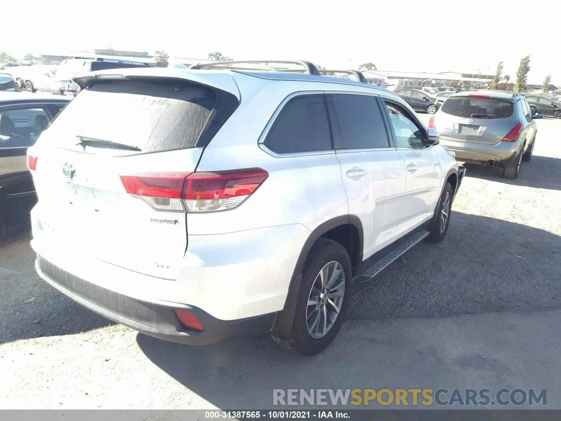 4 Photograph of a damaged car 5TDJGRFH1KS067515 TOYOTA HIGHLANDER 2019