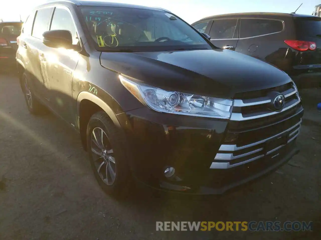 1 Photograph of a damaged car 5TDJGRFH1KS069586 TOYOTA HIGHLANDER 2019