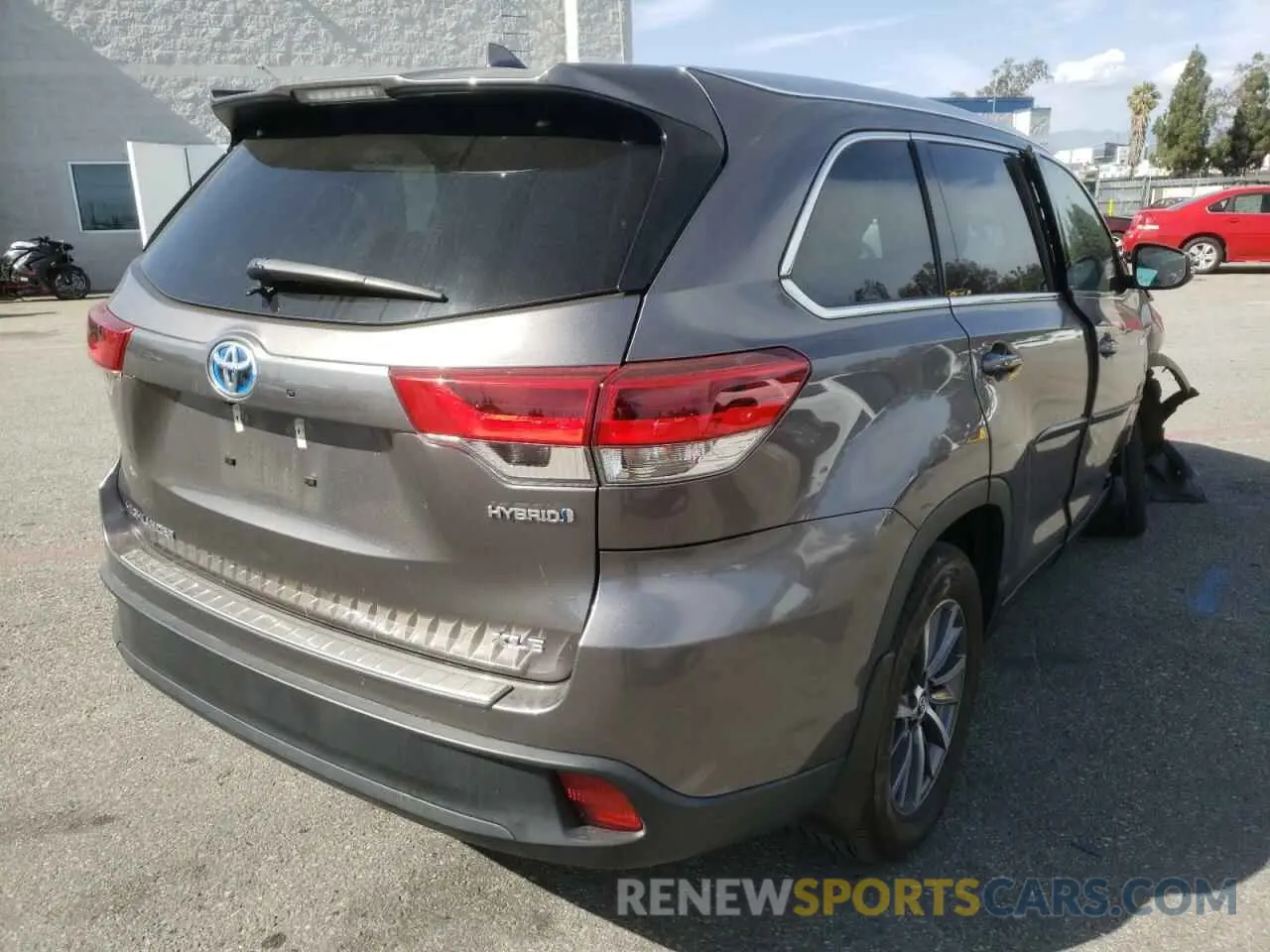 4 Photograph of a damaged car 5TDJGRFH2KS053025 TOYOTA HIGHLANDER 2019