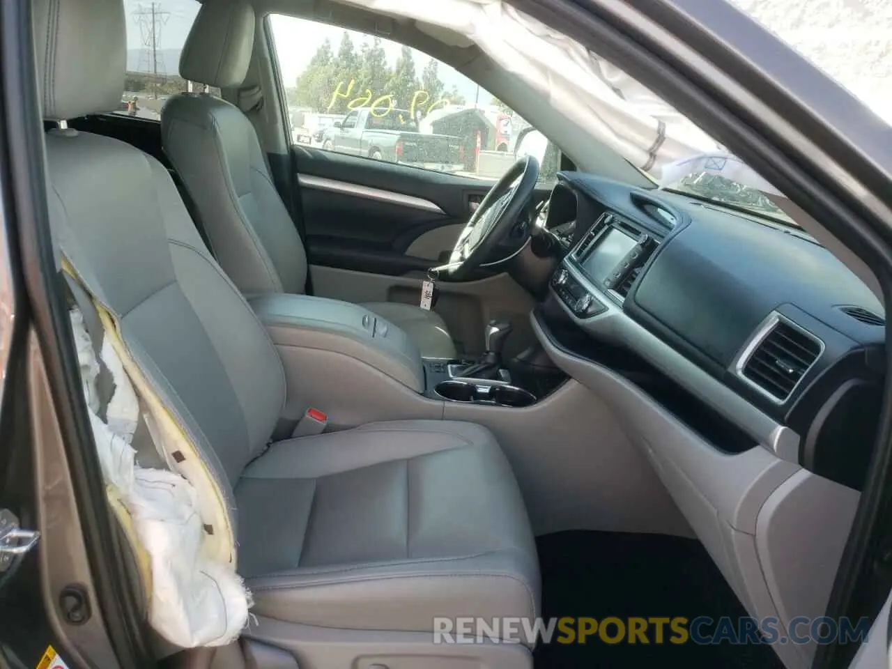 5 Photograph of a damaged car 5TDJGRFH2KS053025 TOYOTA HIGHLANDER 2019