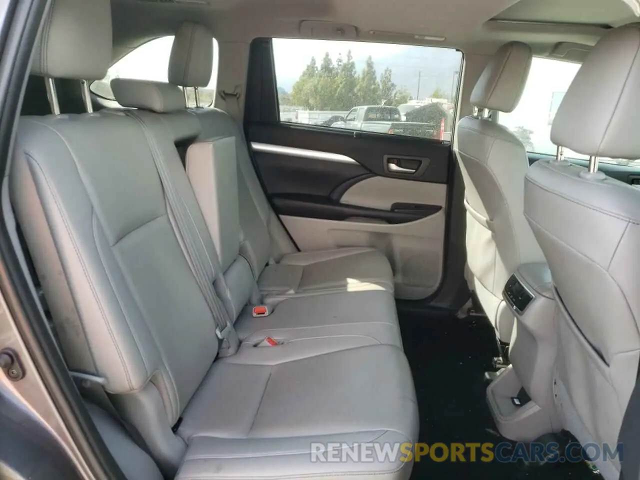 6 Photograph of a damaged car 5TDJGRFH2KS053025 TOYOTA HIGHLANDER 2019