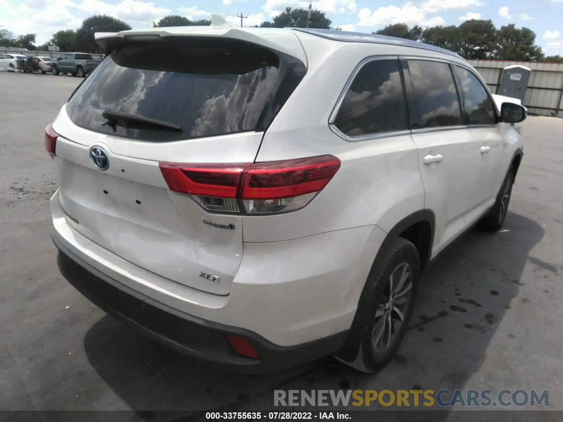 4 Photograph of a damaged car 5TDJGRFH2KS058922 TOYOTA HIGHLANDER 2019