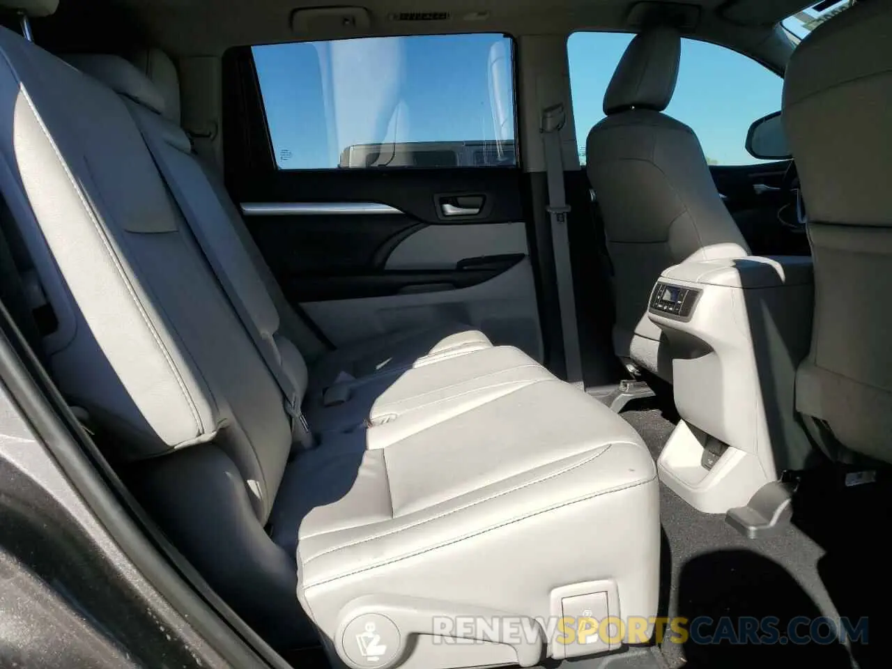 11 Photograph of a damaged car 5TDJGRFH2KS066695 TOYOTA HIGHLANDER 2019