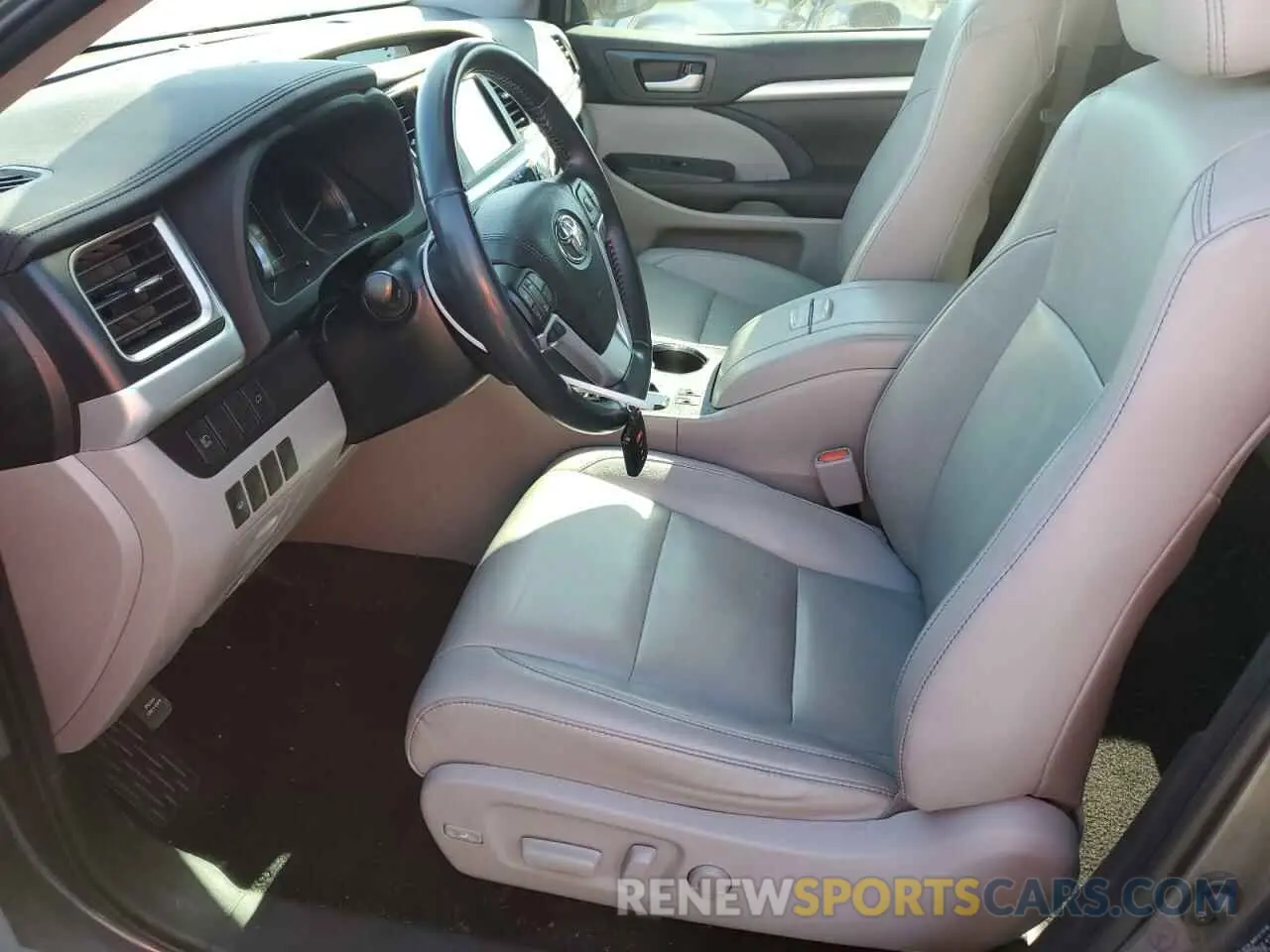 7 Photograph of a damaged car 5TDJGRFH2KS066695 TOYOTA HIGHLANDER 2019