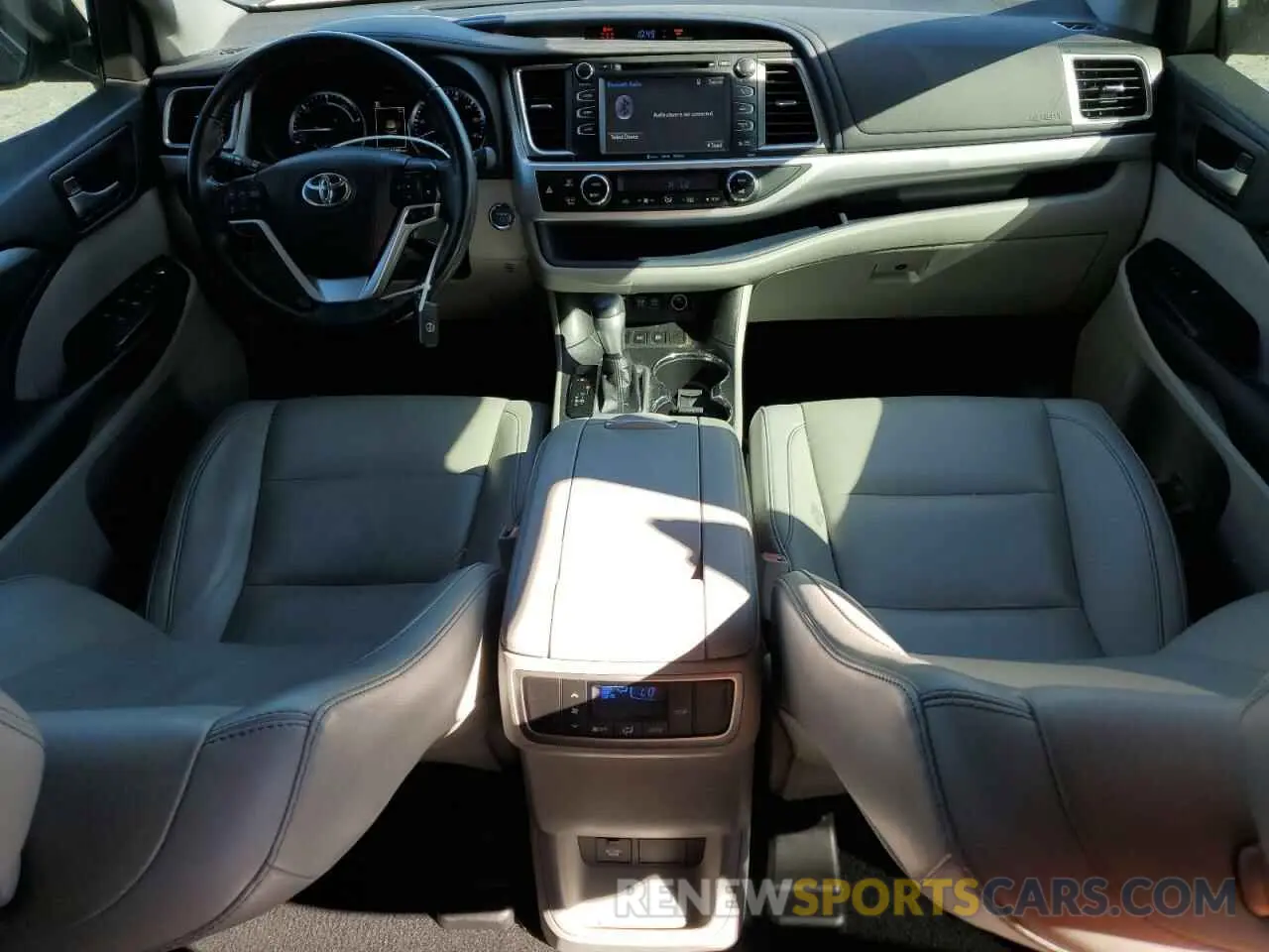 8 Photograph of a damaged car 5TDJGRFH2KS066695 TOYOTA HIGHLANDER 2019