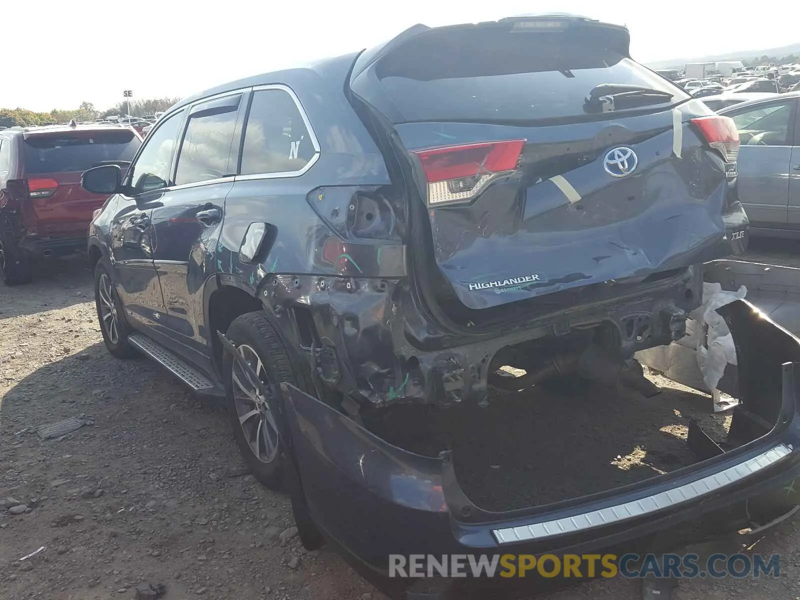 3 Photograph of a damaged car 5TDJGRFH3KS054684 TOYOTA HIGHLANDER 2019