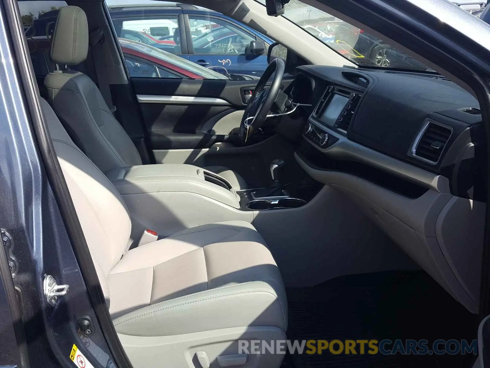 5 Photograph of a damaged car 5TDJGRFH3KS054684 TOYOTA HIGHLANDER 2019