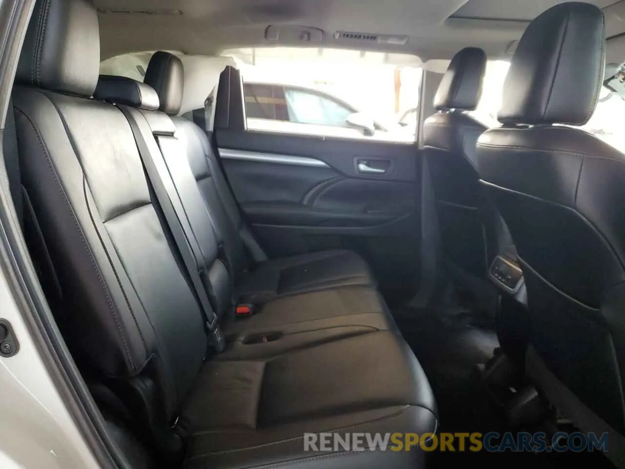 11 Photograph of a damaged car 5TDJGRFH3KS056483 TOYOTA HIGHLANDER 2019