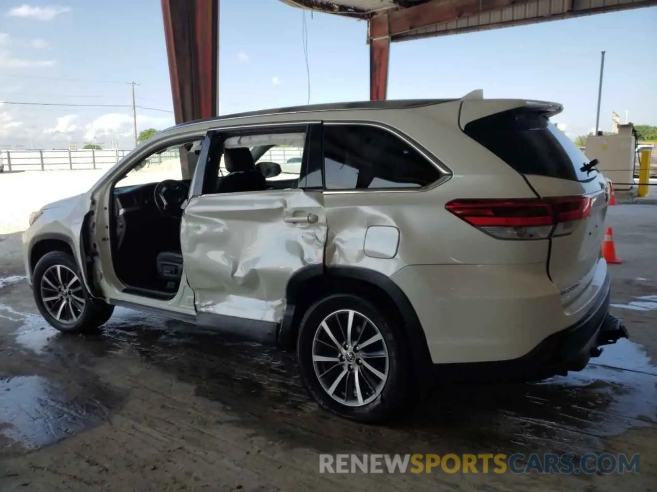 2 Photograph of a damaged car 5TDJGRFH3KS056483 TOYOTA HIGHLANDER 2019