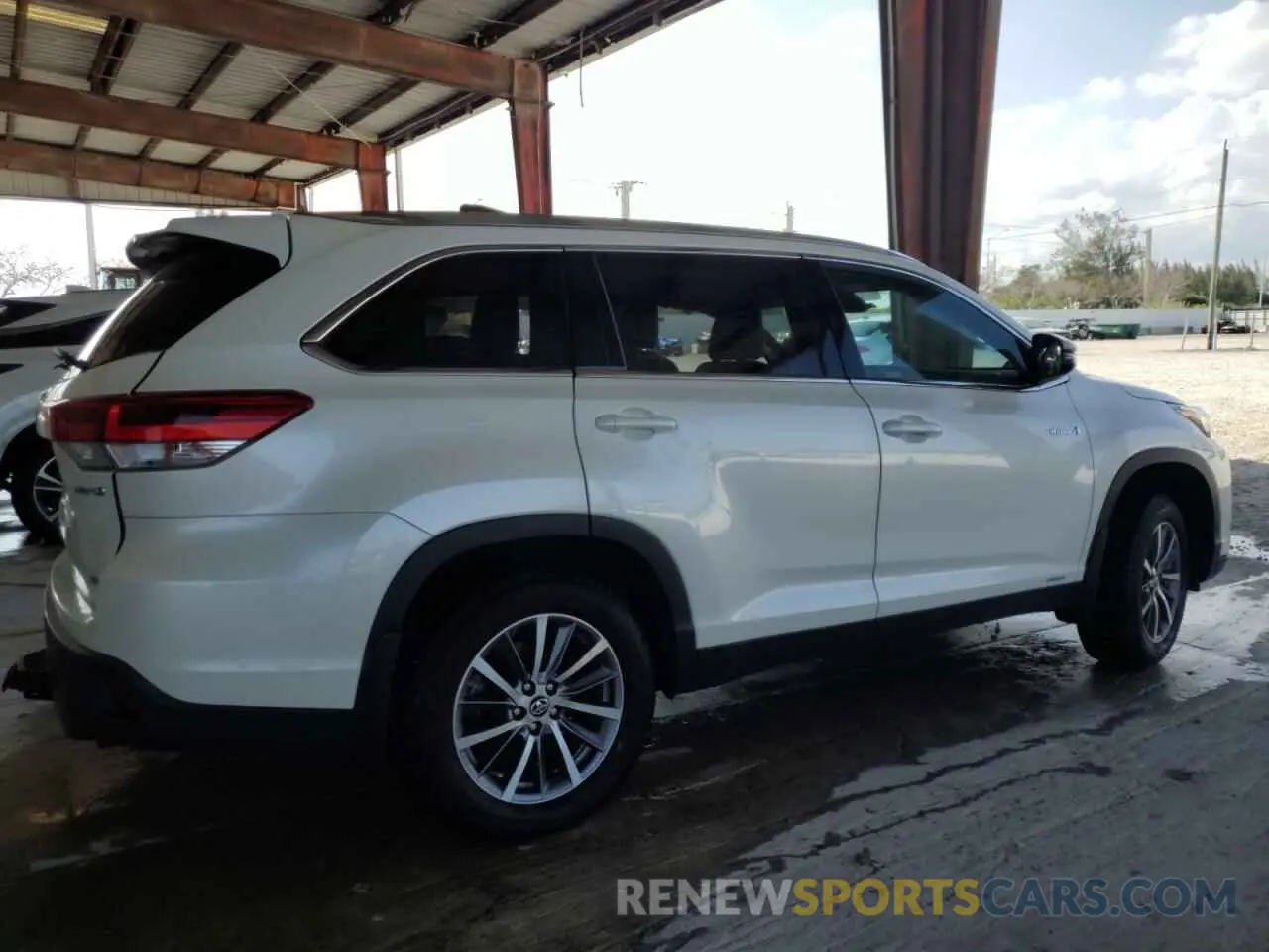 3 Photograph of a damaged car 5TDJGRFH3KS056483 TOYOTA HIGHLANDER 2019