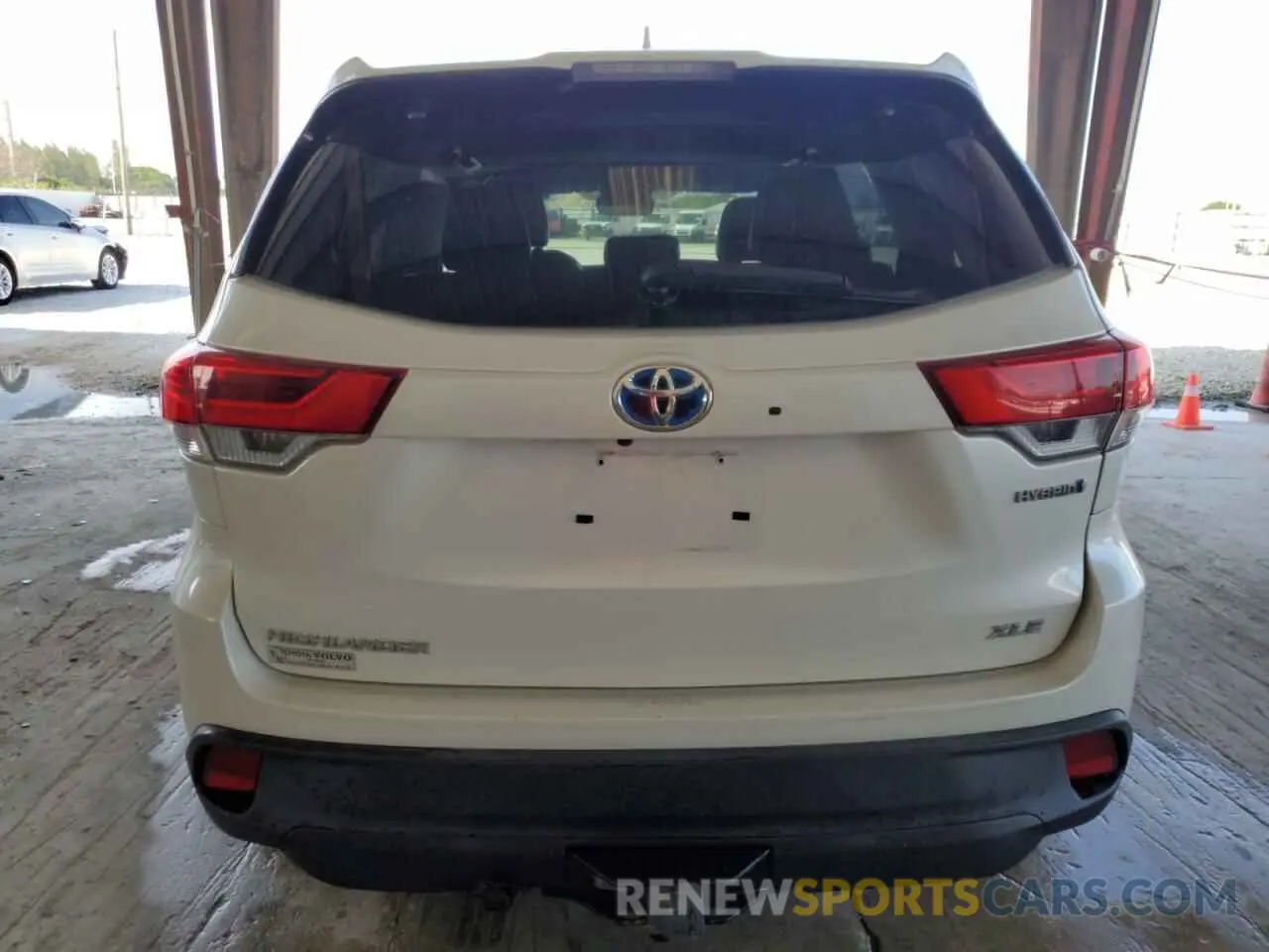 6 Photograph of a damaged car 5TDJGRFH3KS056483 TOYOTA HIGHLANDER 2019