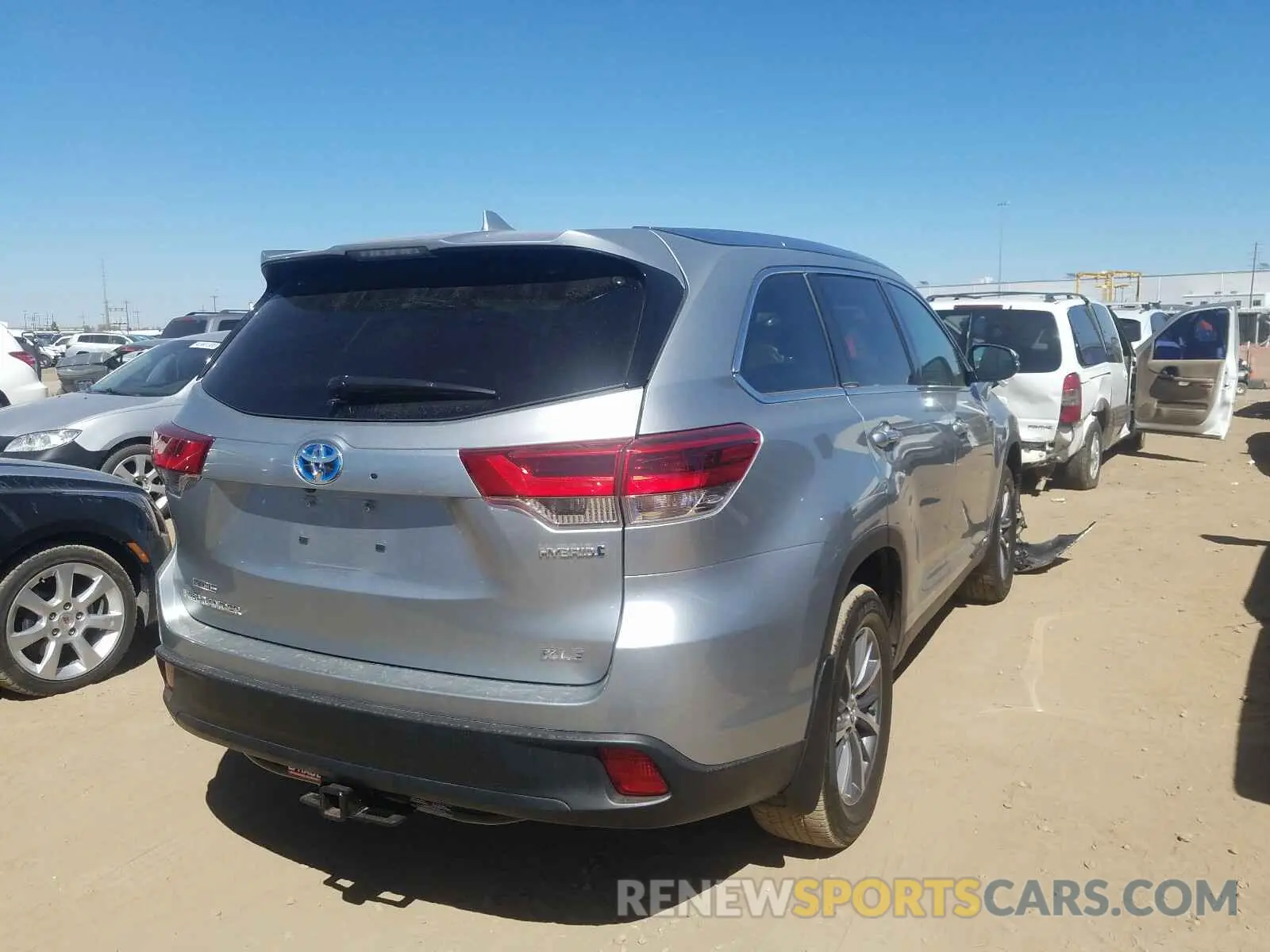 4 Photograph of a damaged car 5TDJGRFH3KS059299 TOYOTA HIGHLANDER 2019