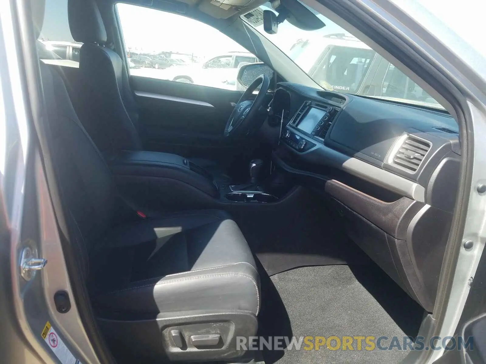 5 Photograph of a damaged car 5TDJGRFH3KS059299 TOYOTA HIGHLANDER 2019