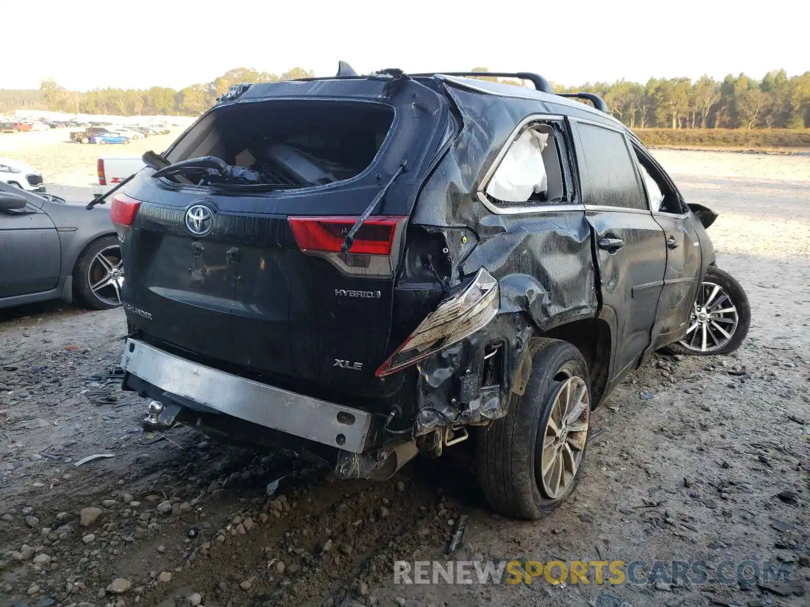 4 Photograph of a damaged car 5TDJGRFH4KS052703 TOYOTA HIGHLANDER 2019