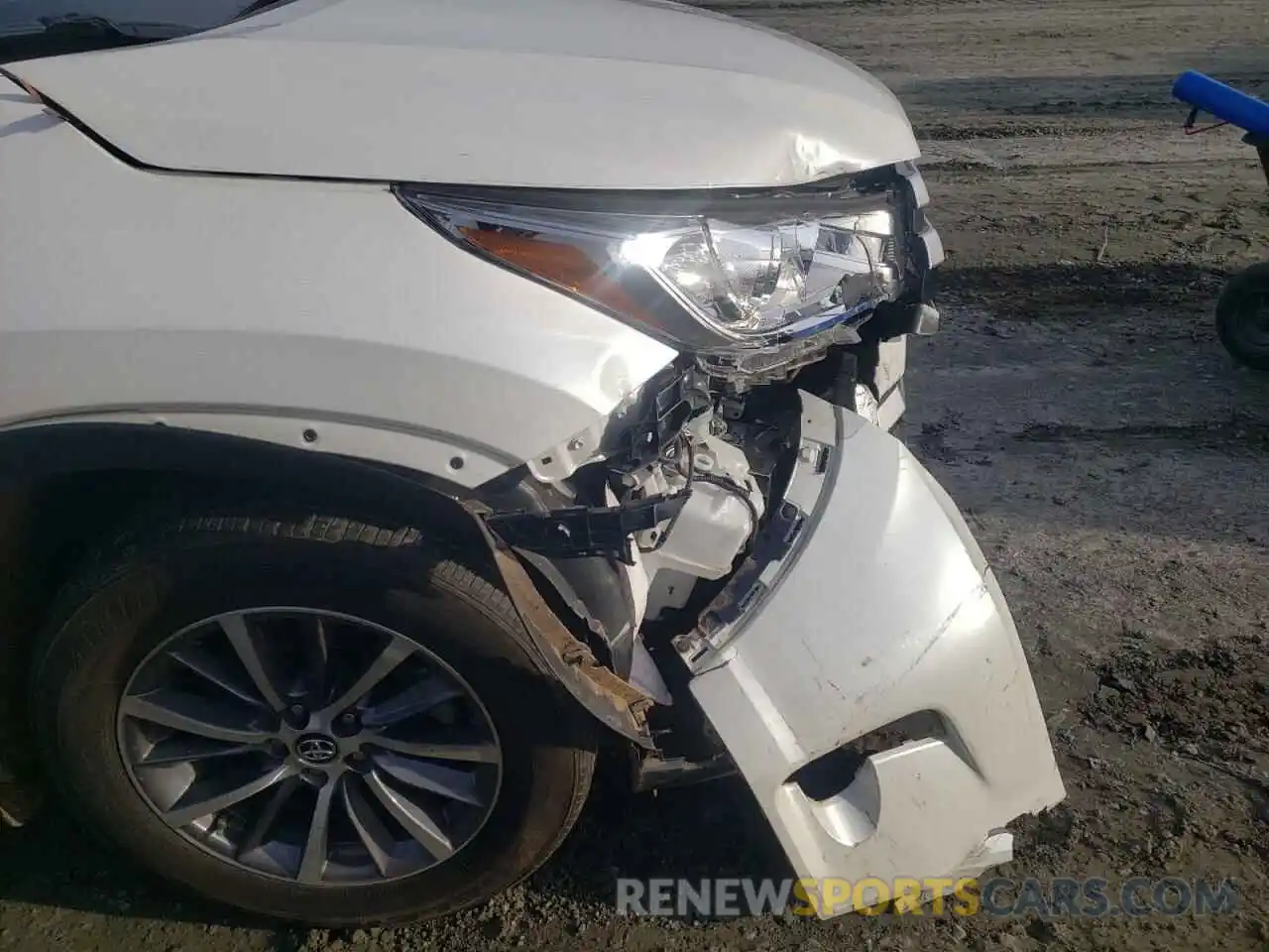 9 Photograph of a damaged car 5TDJGRFH4KS053706 TOYOTA HIGHLANDER 2019