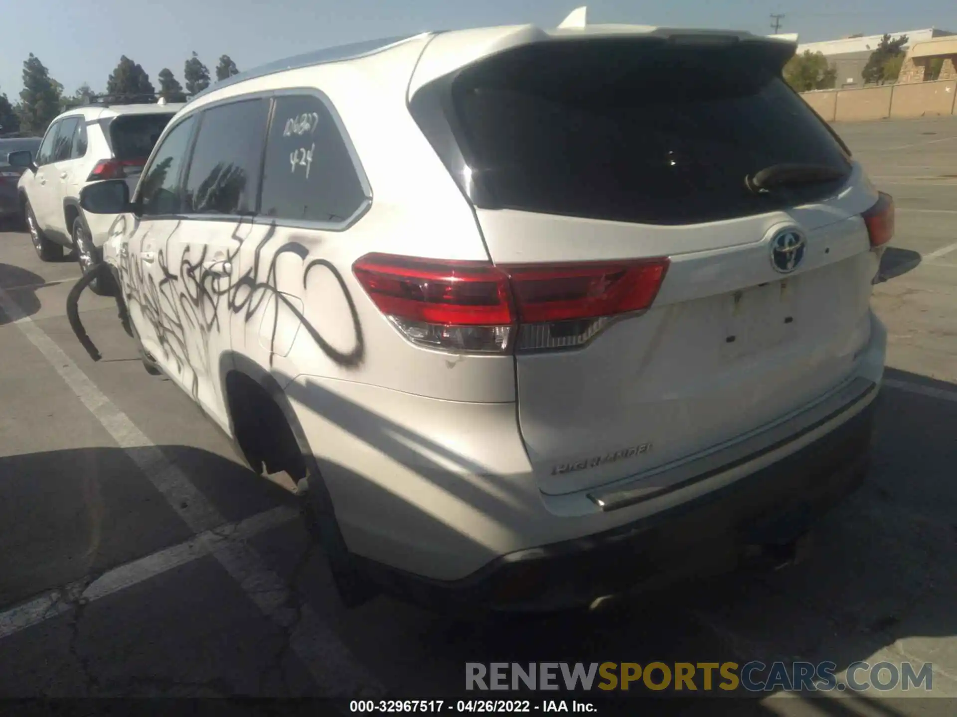 3 Photograph of a damaged car 5TDJGRFH4KS055262 TOYOTA HIGHLANDER 2019