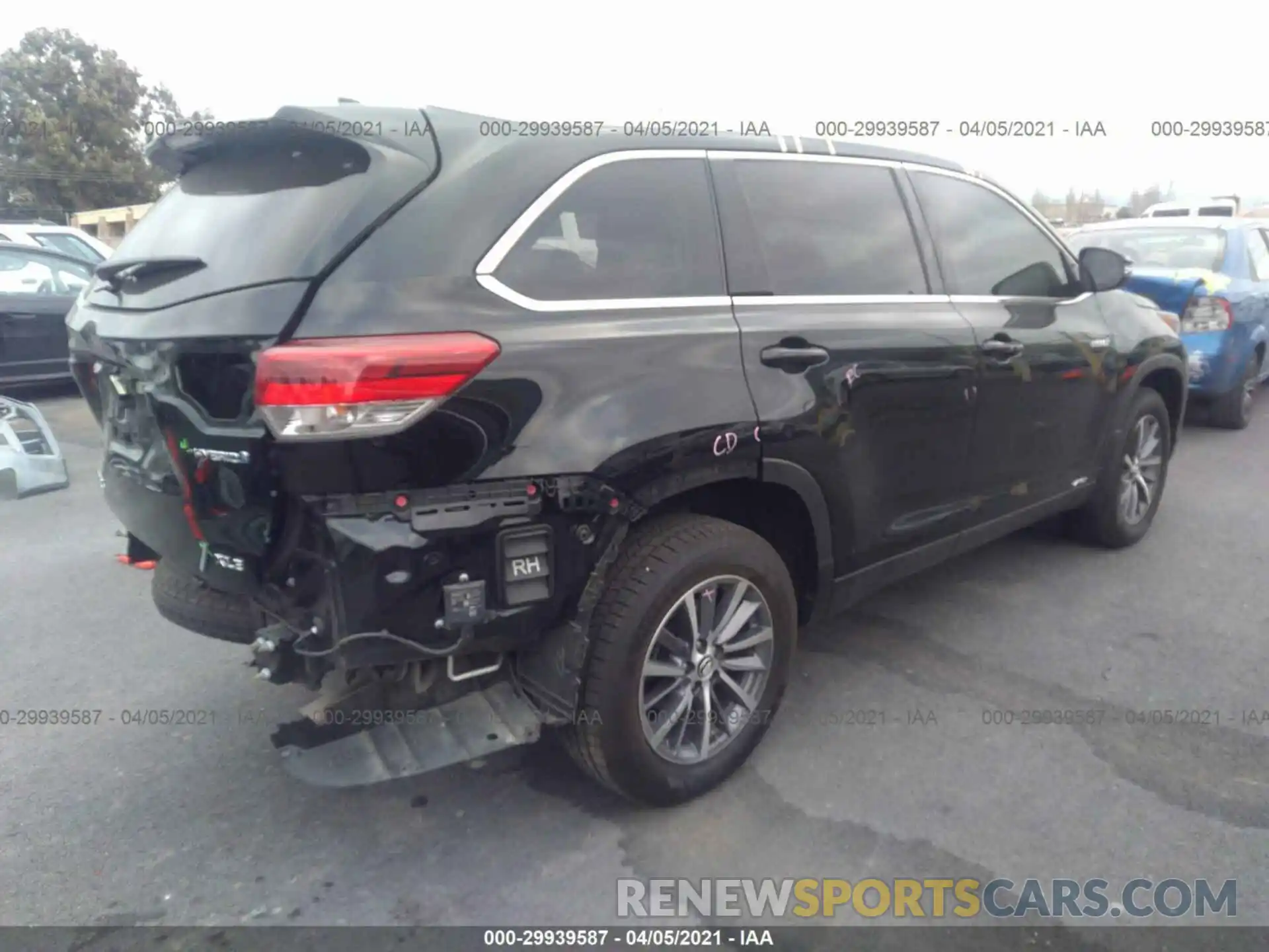 4 Photograph of a damaged car 5TDJGRFH4KS060557 TOYOTA HIGHLANDER 2019