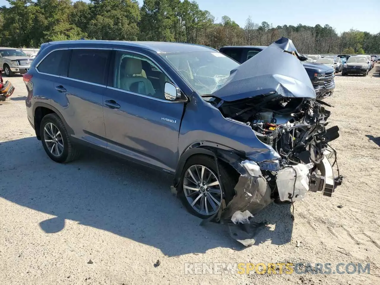 4 Photograph of a damaged car 5TDJGRFH4KS062468 TOYOTA HIGHLANDER 2019