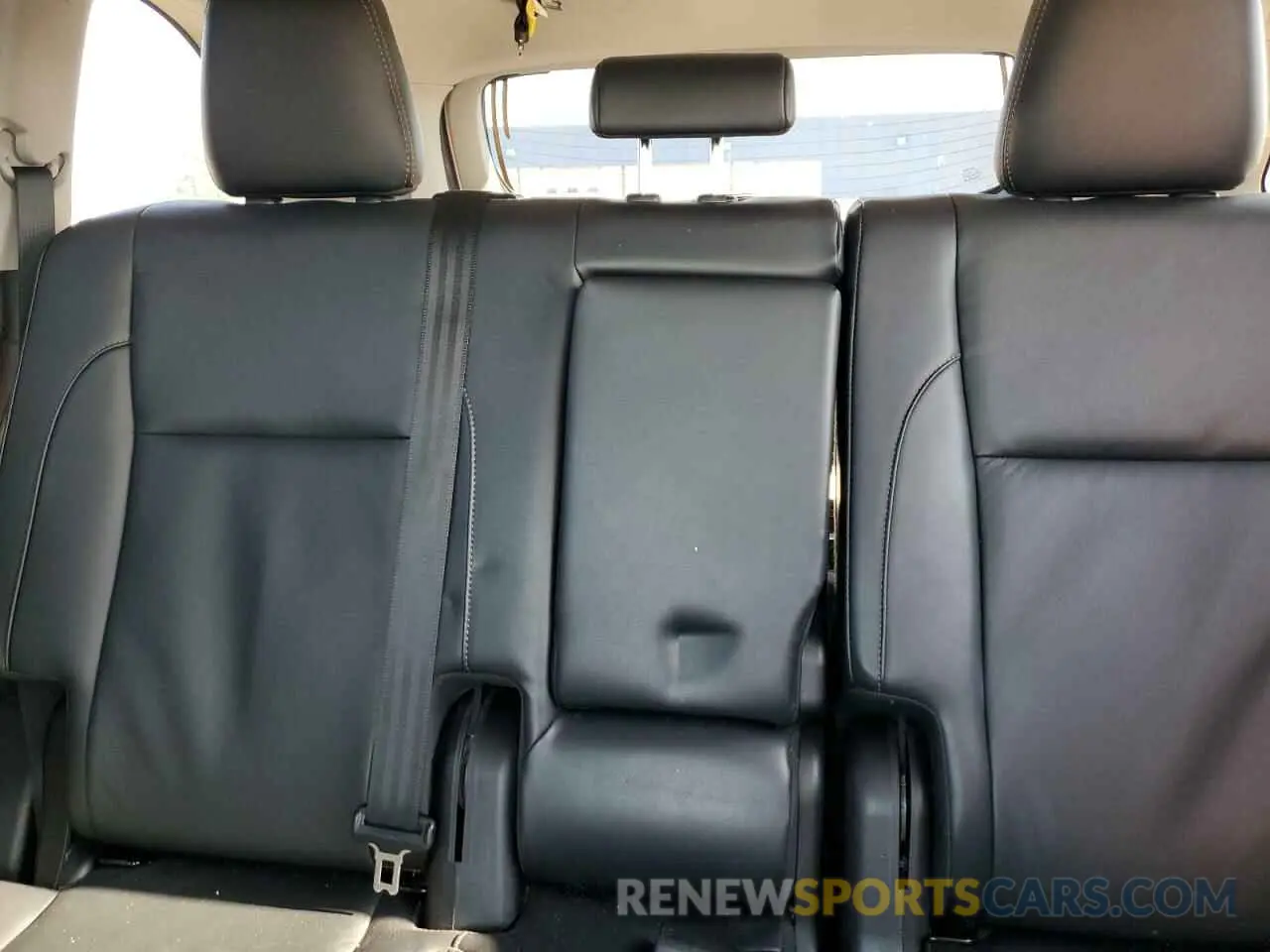 10 Photograph of a damaged car 5TDJGRFH4KS072823 TOYOTA HIGHLANDER 2019