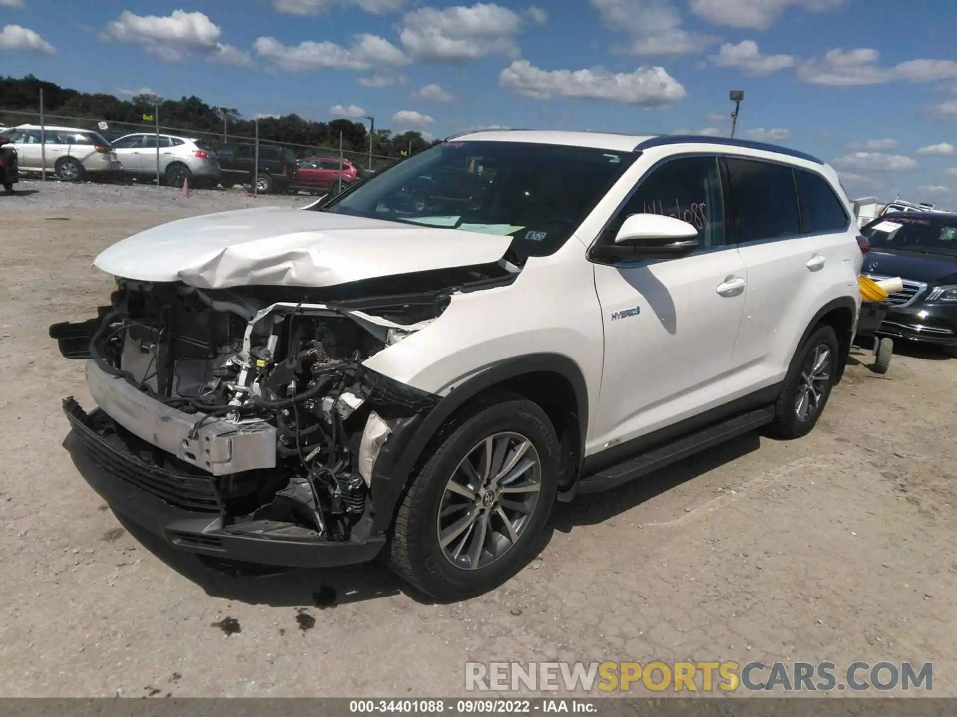 2 Photograph of a damaged car 5TDJGRFH4KS073339 TOYOTA HIGHLANDER 2019