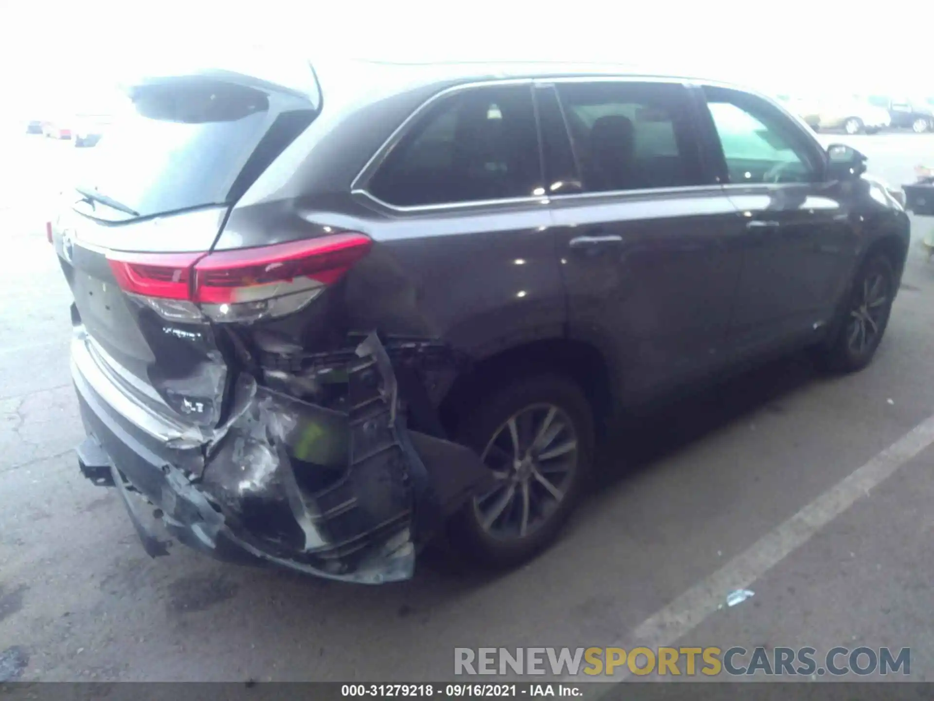 4 Photograph of a damaged car 5TDJGRFH5KS066805 TOYOTA HIGHLANDER 2019