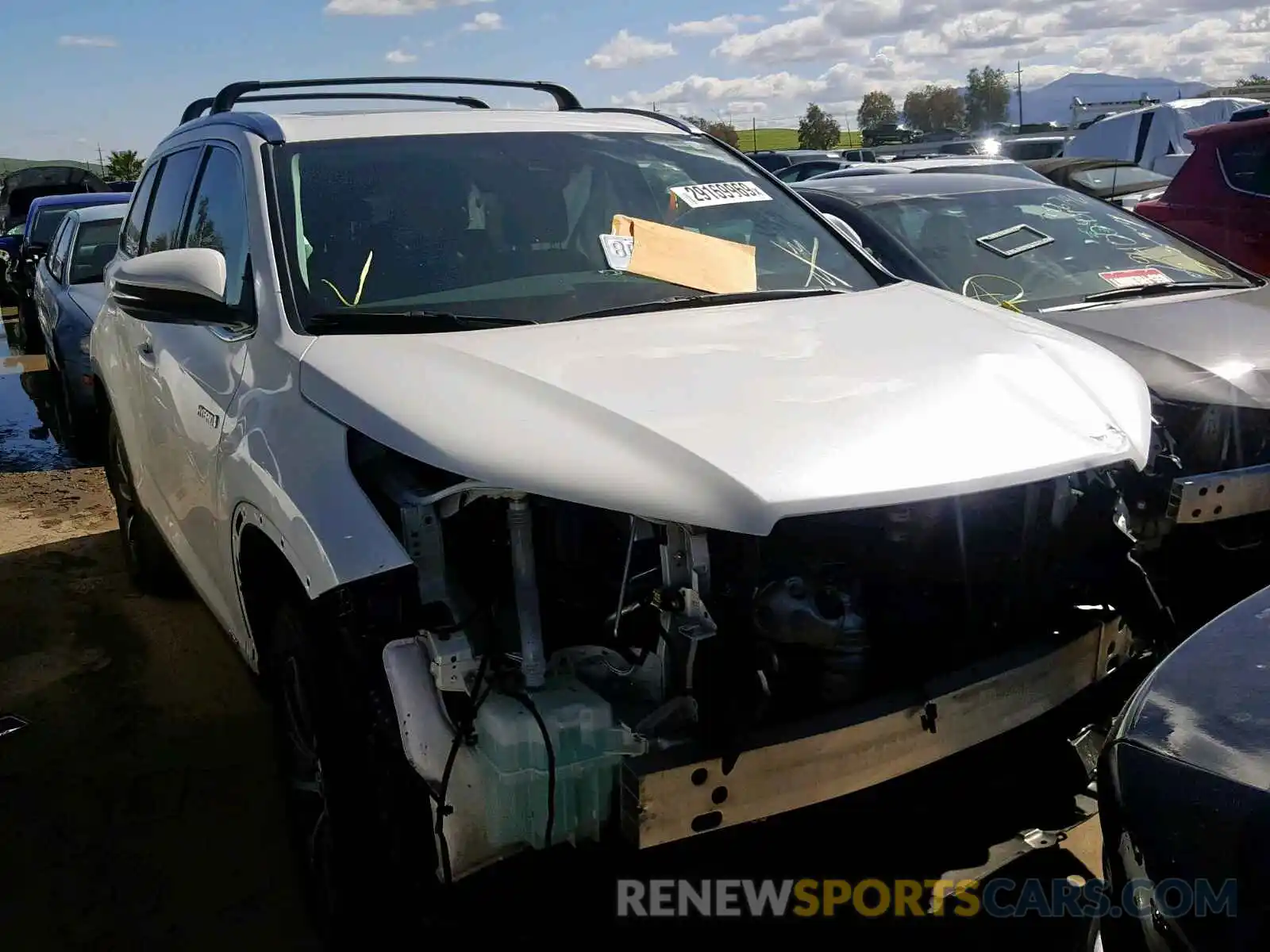 1 Photograph of a damaged car 5TDJGRFH6KS052847 TOYOTA HIGHLANDER 2019