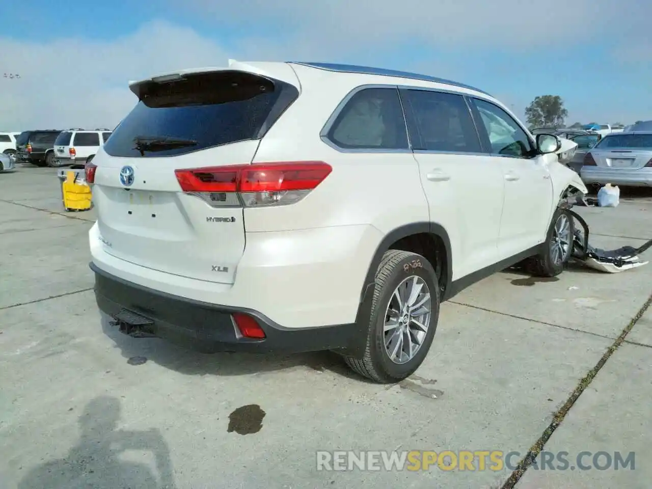 4 Photograph of a damaged car 5TDJGRFH6KS067591 TOYOTA HIGHLANDER 2019