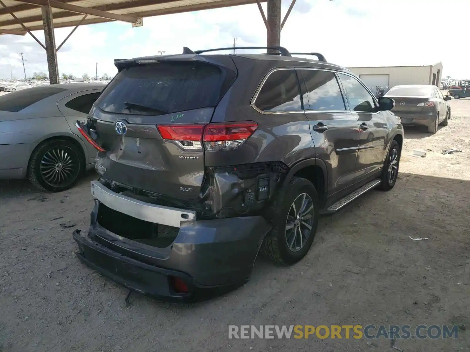 4 Photograph of a damaged car 5TDJGRFH6KS075948 TOYOTA HIGHLANDER 2019