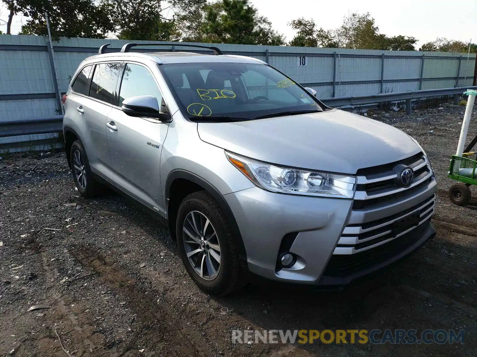 1 Photograph of a damaged car 5TDJGRFH7KS058074 TOYOTA HIGHLANDER 2019