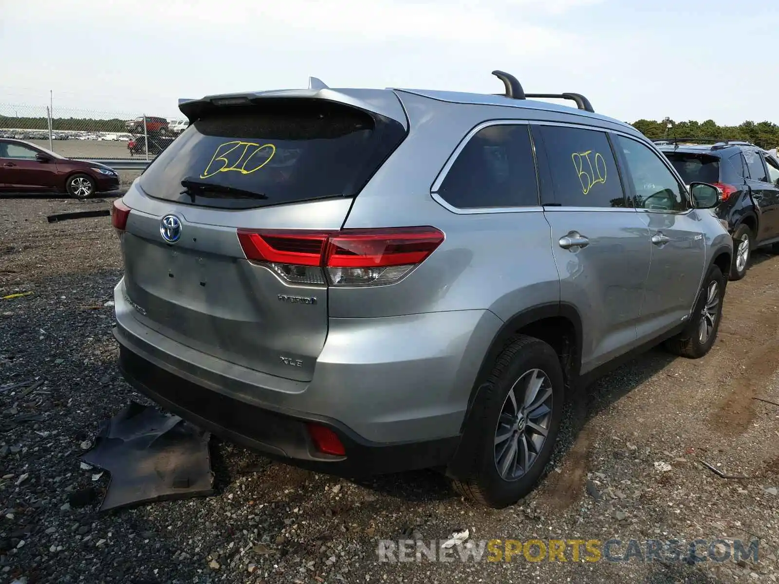 4 Photograph of a damaged car 5TDJGRFH7KS058074 TOYOTA HIGHLANDER 2019