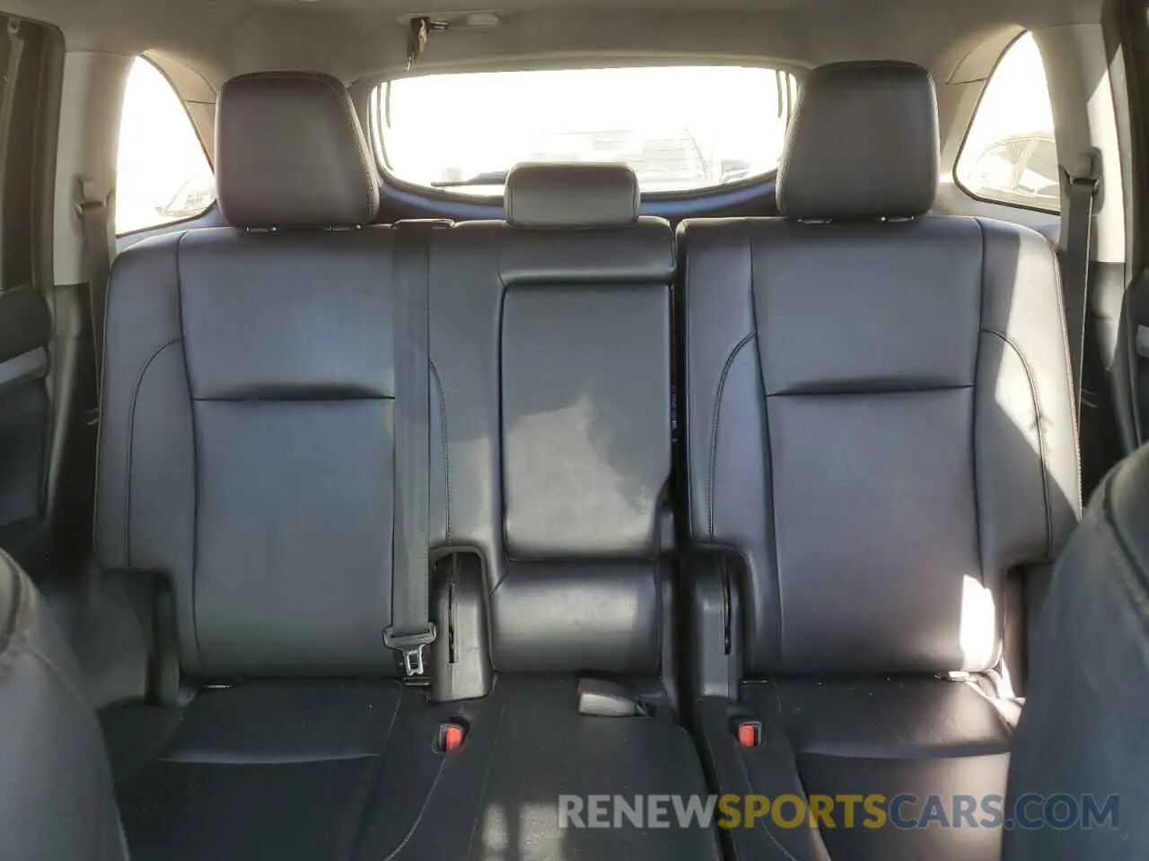 10 Photograph of a damaged car 5TDJGRFH7KS061766 TOYOTA HIGHLANDER 2019