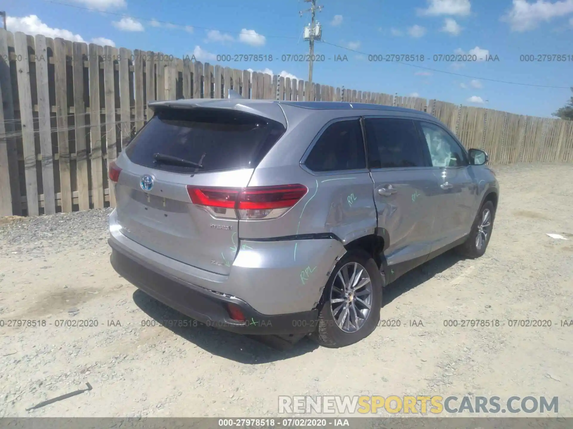 4 Photograph of a damaged car 5TDJGRFH7KS062822 TOYOTA HIGHLANDER 2019