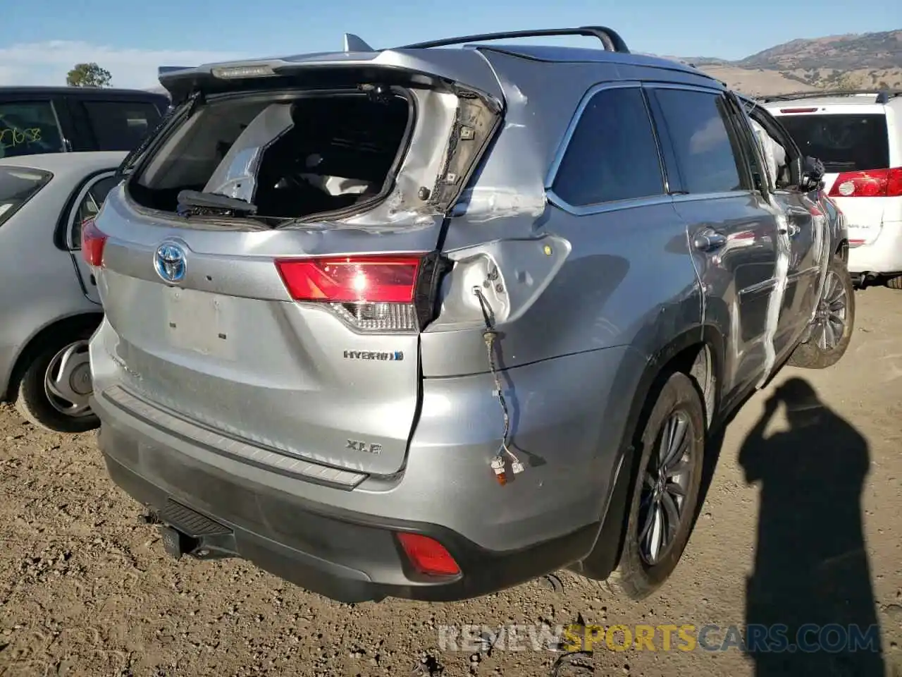 4 Photograph of a damaged car 5TDJGRFH7KS073836 TOYOTA HIGHLANDER 2019