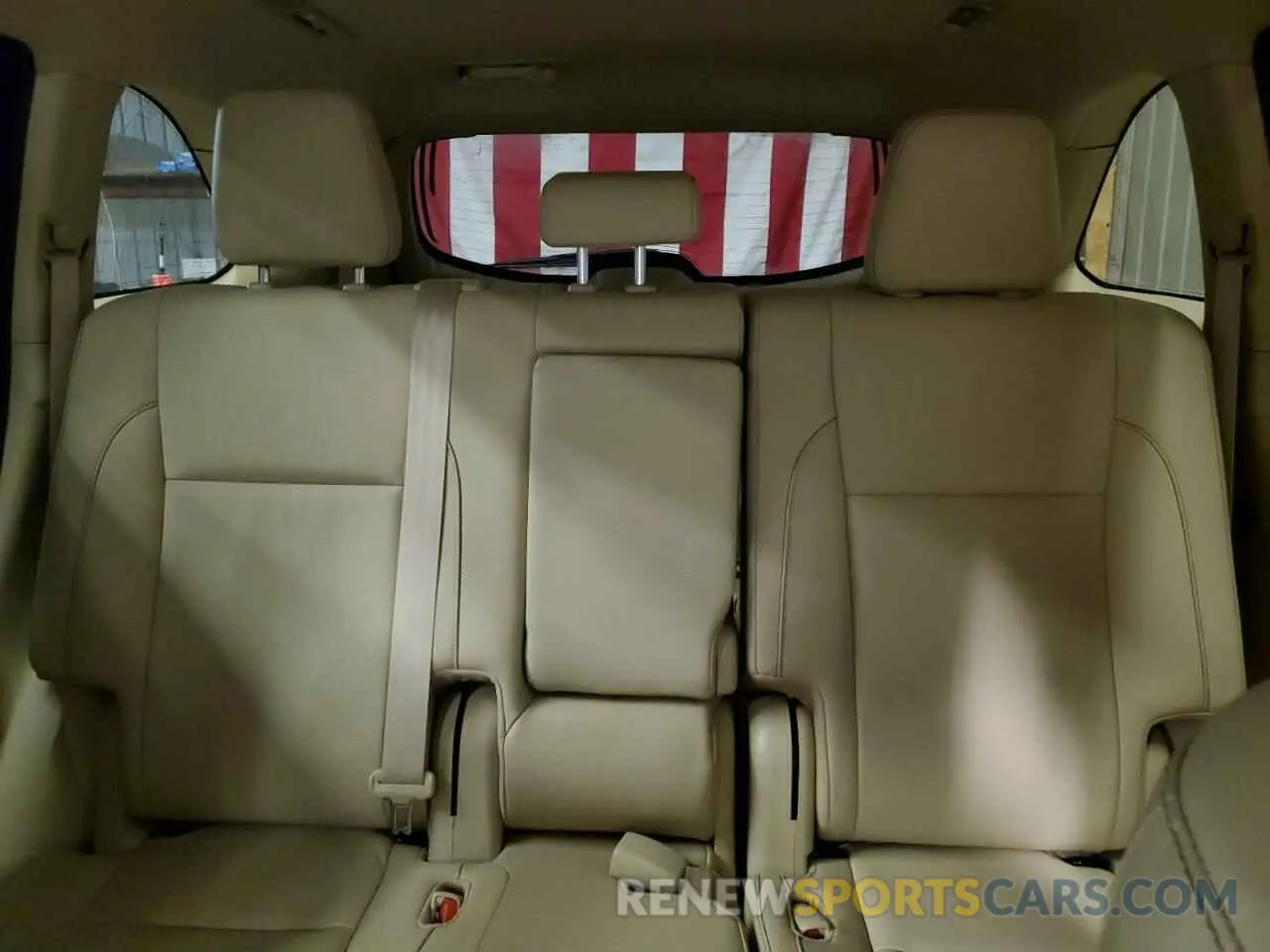 10 Photograph of a damaged car 5TDJGRFH8KS052610 TOYOTA HIGHLANDER 2019
