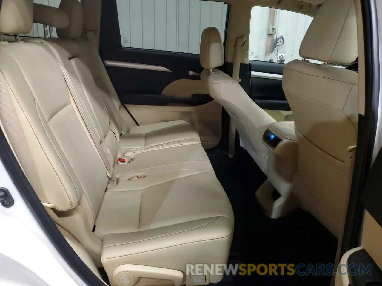 11 Photograph of a damaged car 5TDJGRFH8KS052610 TOYOTA HIGHLANDER 2019
