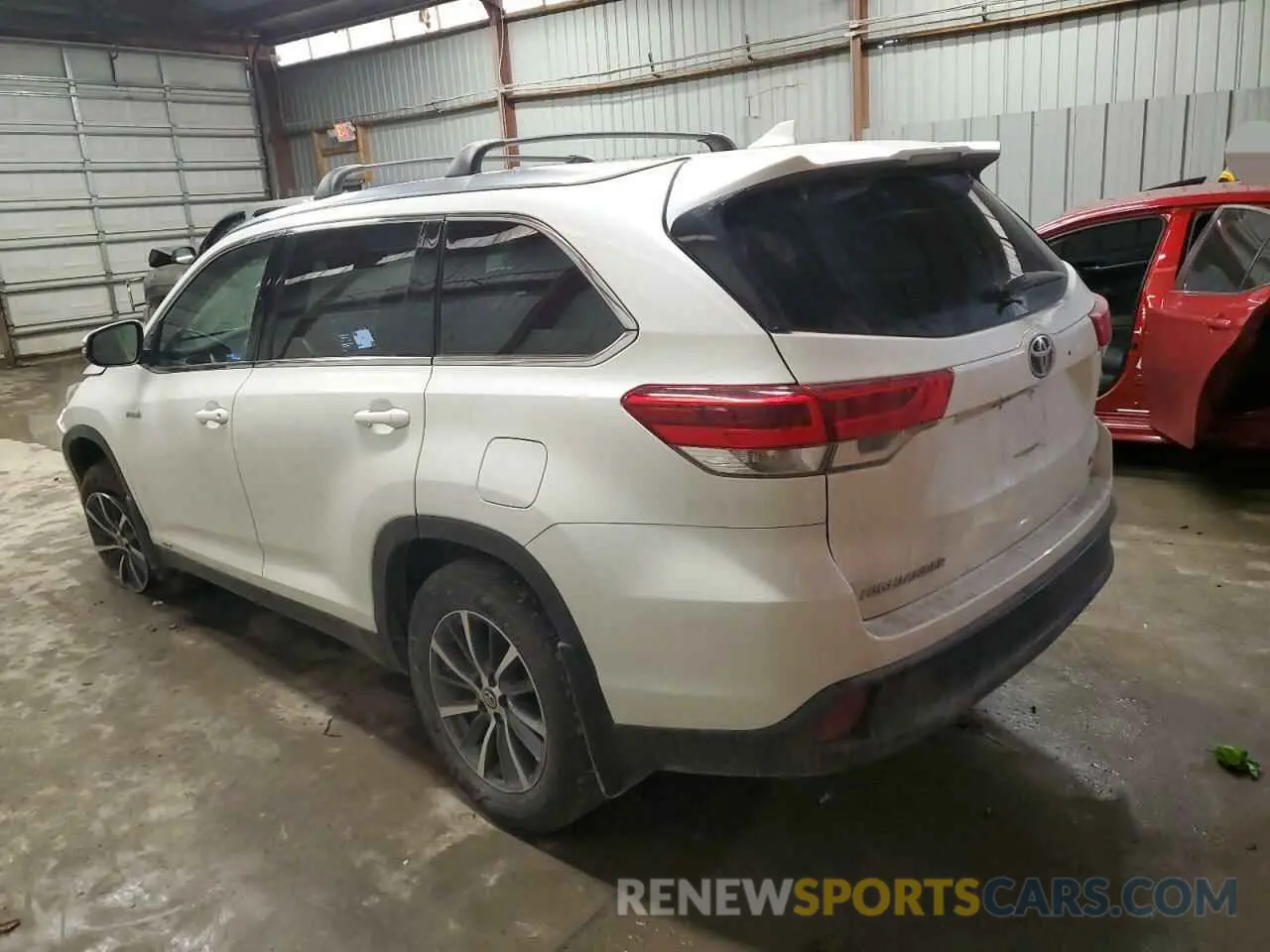 2 Photograph of a damaged car 5TDJGRFH8KS052610 TOYOTA HIGHLANDER 2019