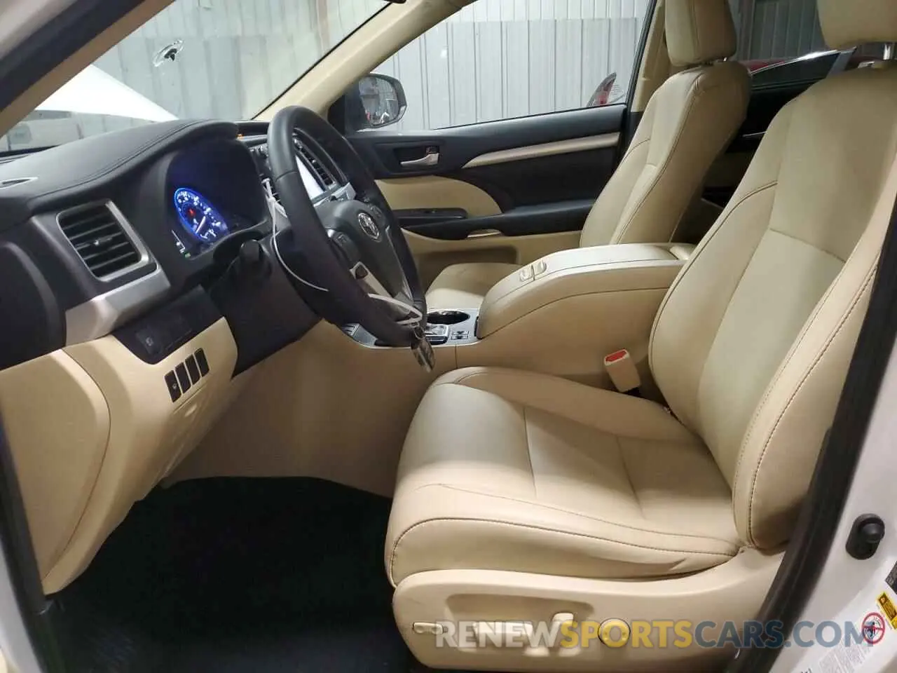 7 Photograph of a damaged car 5TDJGRFH8KS052610 TOYOTA HIGHLANDER 2019