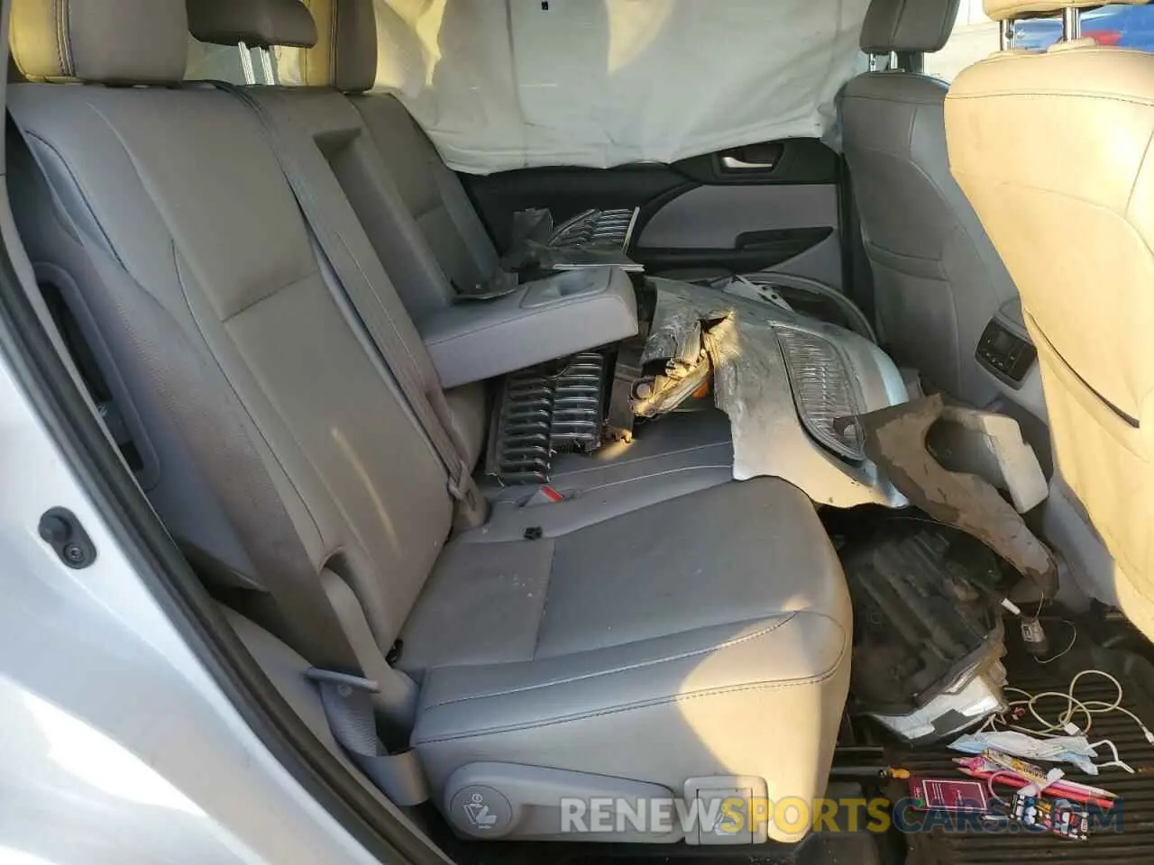11 Photograph of a damaged car 5TDJGRFH8KS057323 TOYOTA HIGHLANDER 2019