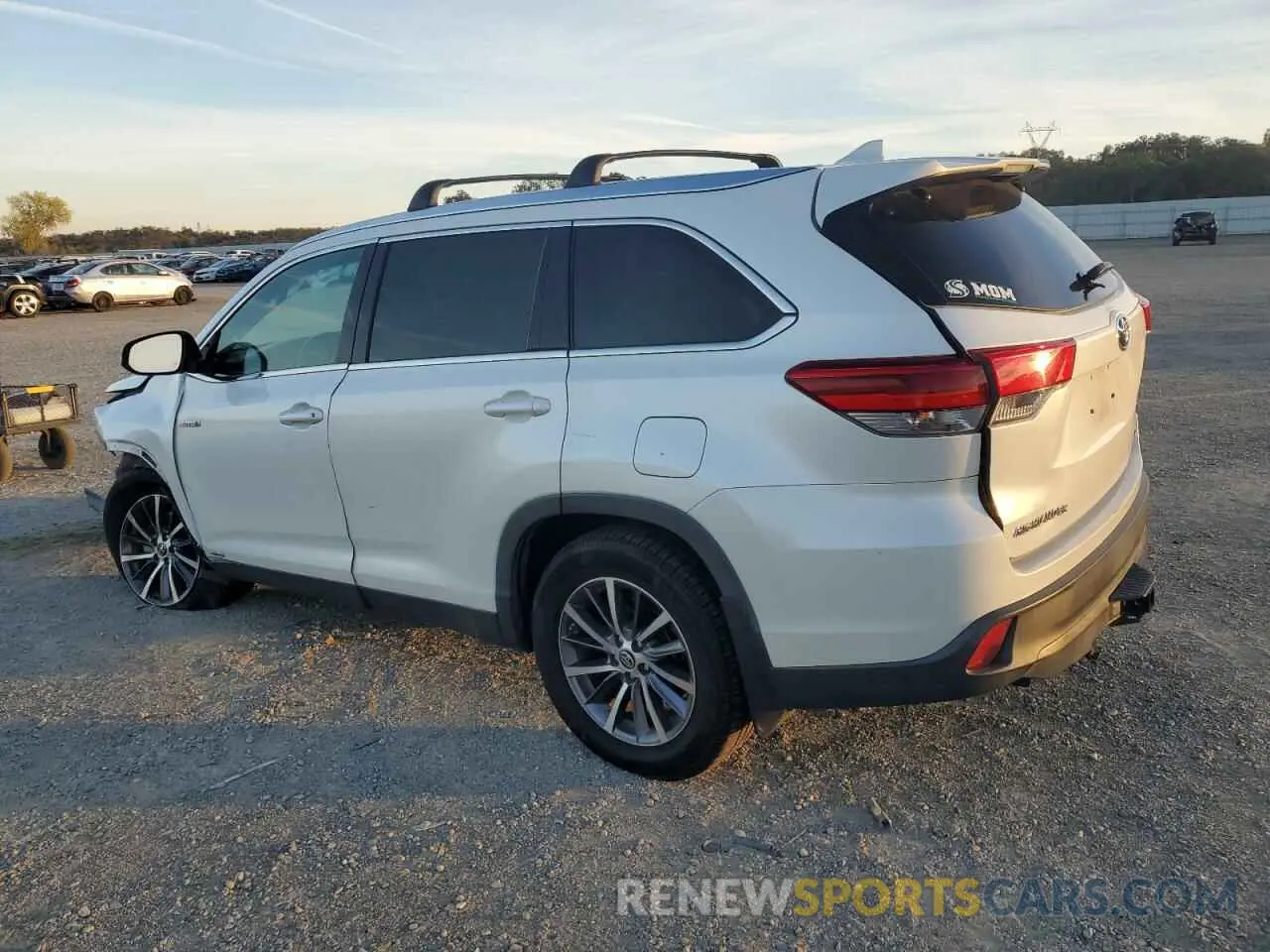 2 Photograph of a damaged car 5TDJGRFH8KS057323 TOYOTA HIGHLANDER 2019