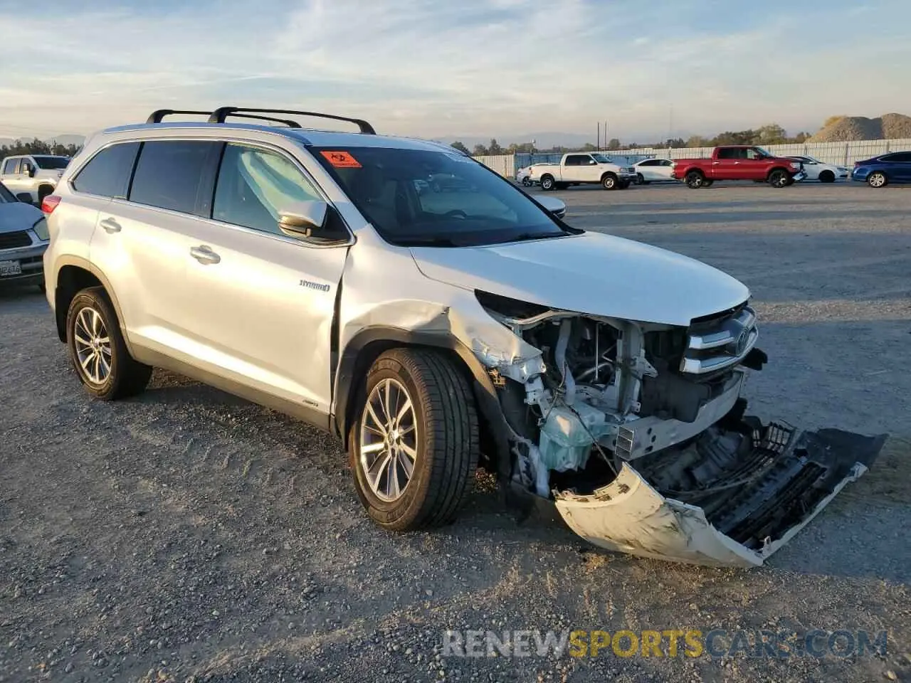4 Photograph of a damaged car 5TDJGRFH8KS057323 TOYOTA HIGHLANDER 2019
