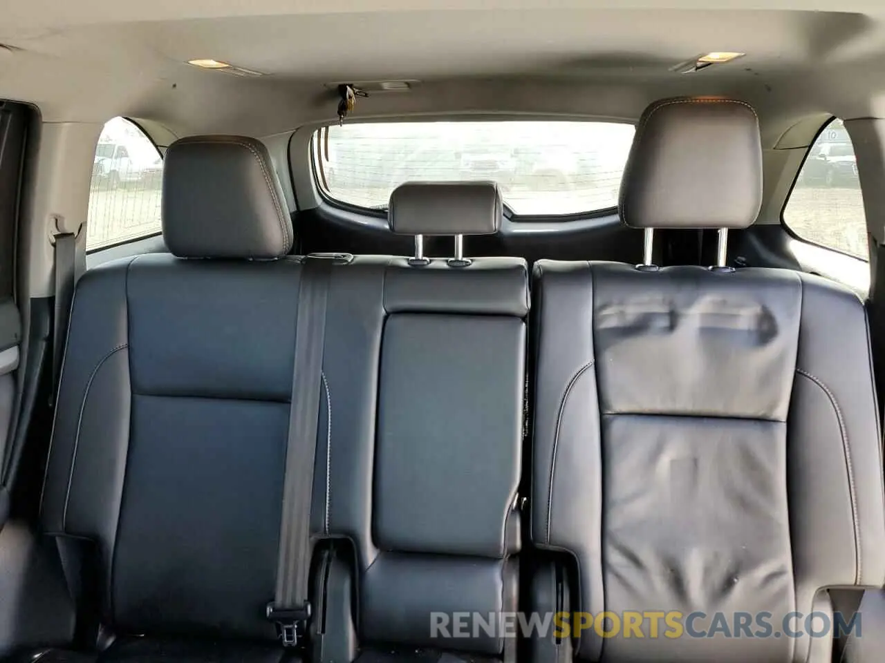 10 Photograph of a damaged car 5TDJGRFH8KS063767 TOYOTA HIGHLANDER 2019