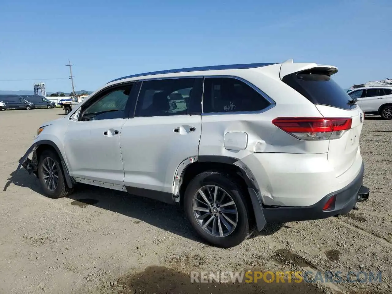 2 Photograph of a damaged car 5TDJGRFH8KS063767 TOYOTA HIGHLANDER 2019