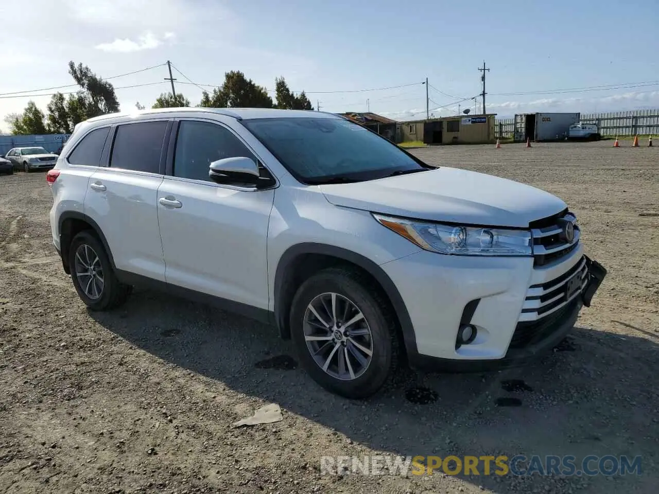 4 Photograph of a damaged car 5TDJGRFH8KS063767 TOYOTA HIGHLANDER 2019