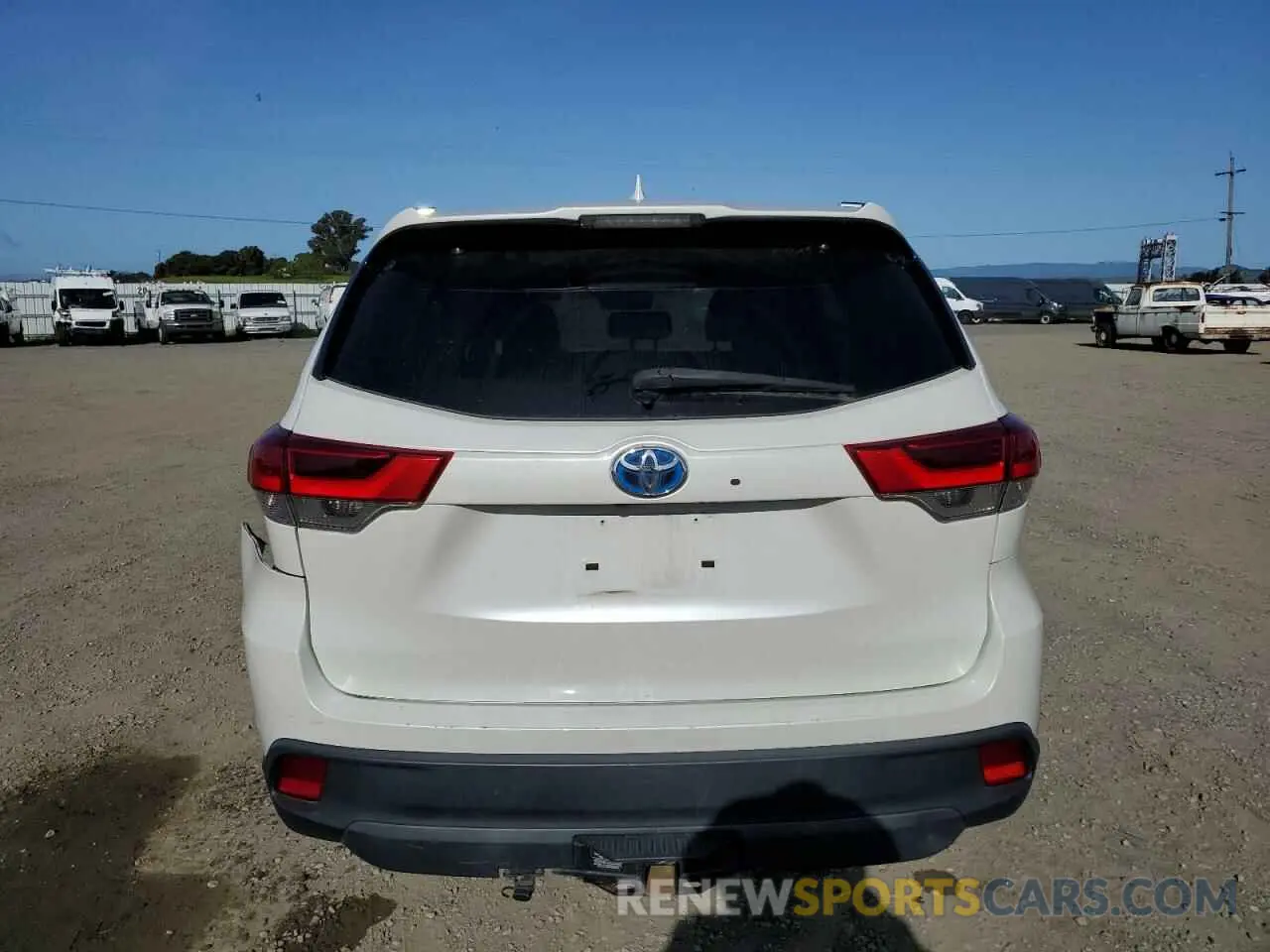 6 Photograph of a damaged car 5TDJGRFH8KS063767 TOYOTA HIGHLANDER 2019
