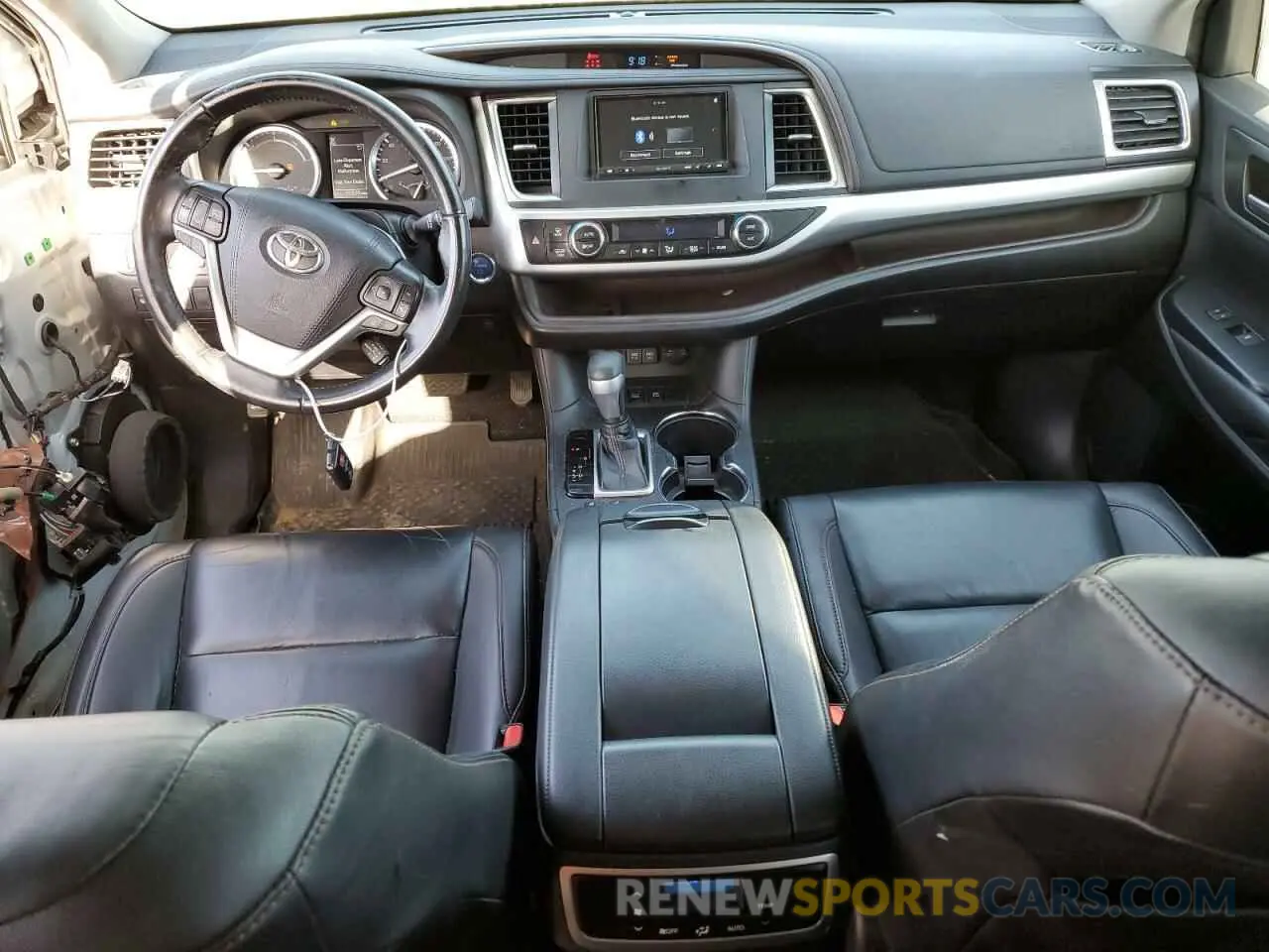 8 Photograph of a damaged car 5TDJGRFH8KS063767 TOYOTA HIGHLANDER 2019