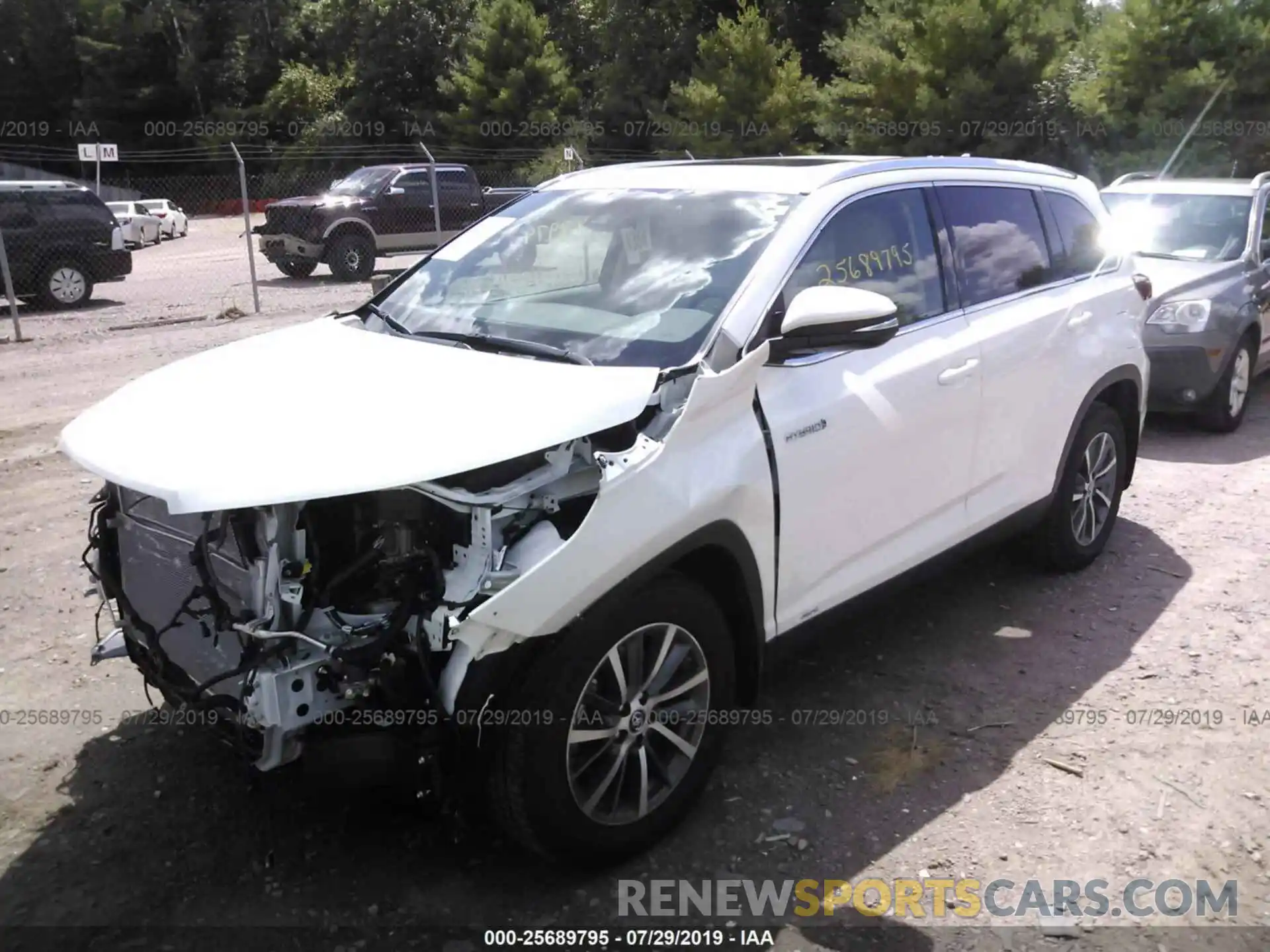 2 Photograph of a damaged car 5TDJGRFH8KS064644 TOYOTA HIGHLANDER 2019