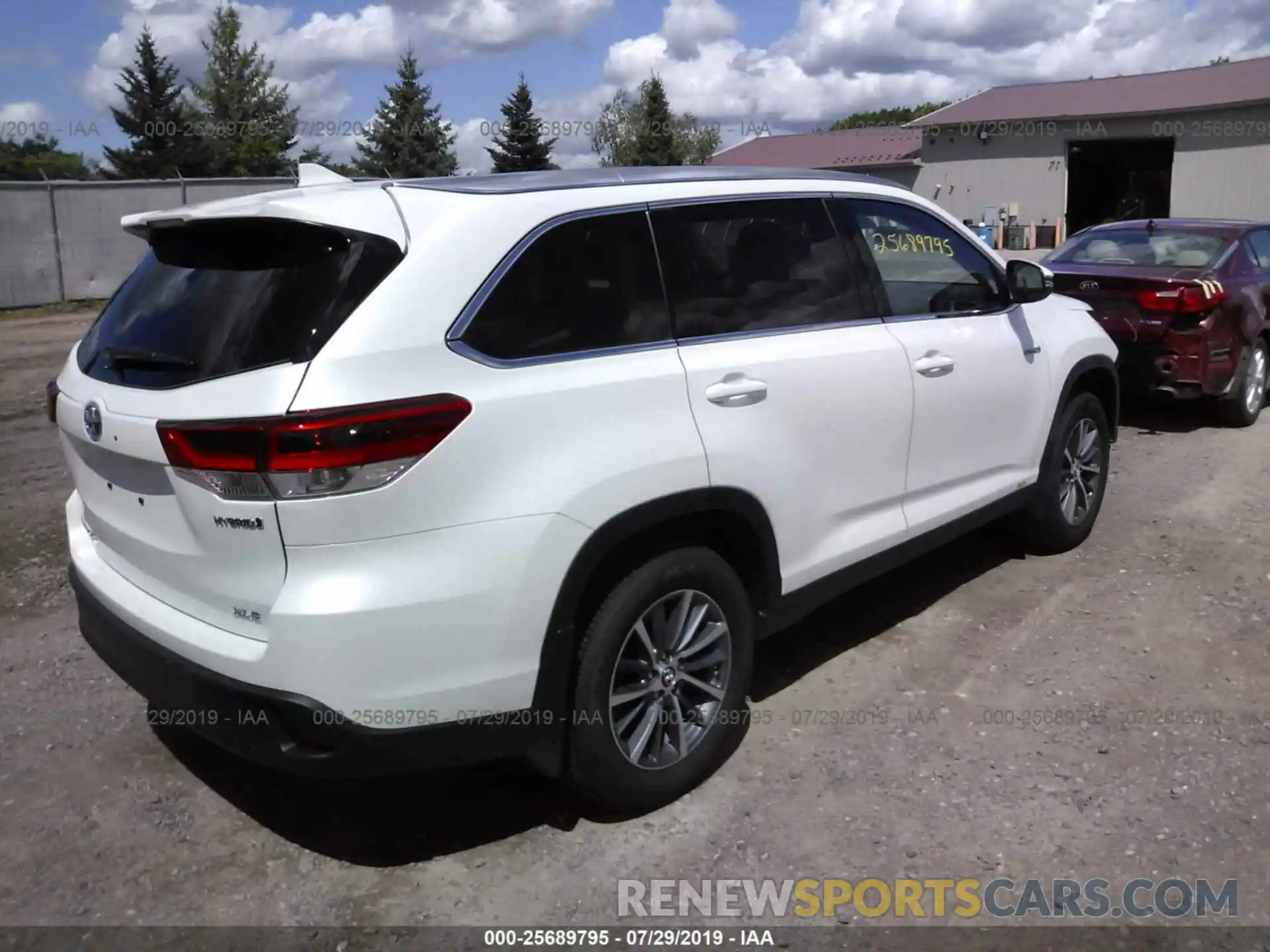 4 Photograph of a damaged car 5TDJGRFH8KS064644 TOYOTA HIGHLANDER 2019