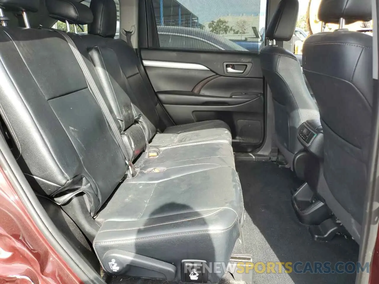 11 Photograph of a damaged car 5TDJGRFH8KS072016 TOYOTA HIGHLANDER 2019