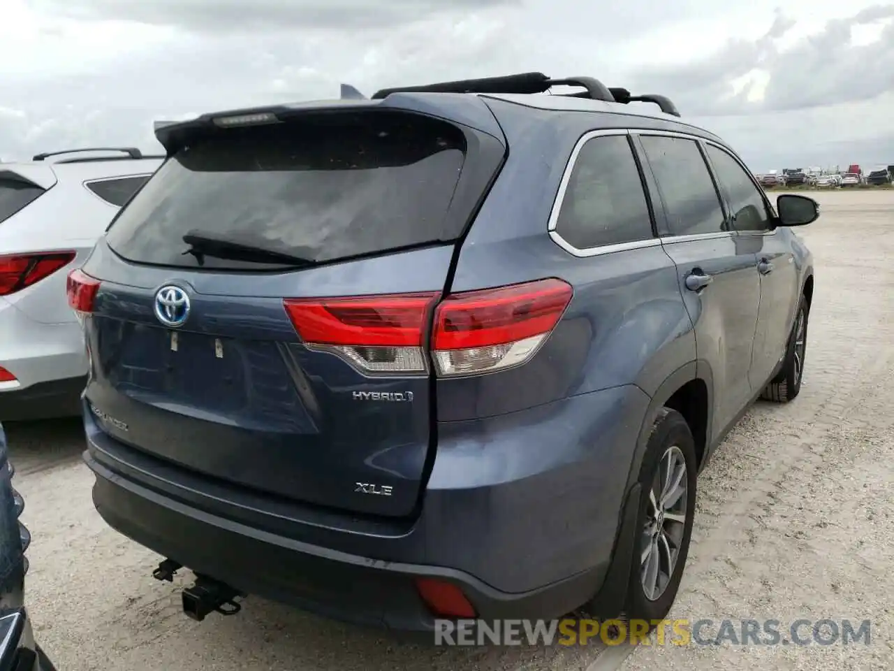 4 Photograph of a damaged car 5TDJGRFH8KS075210 TOYOTA HIGHLANDER 2019